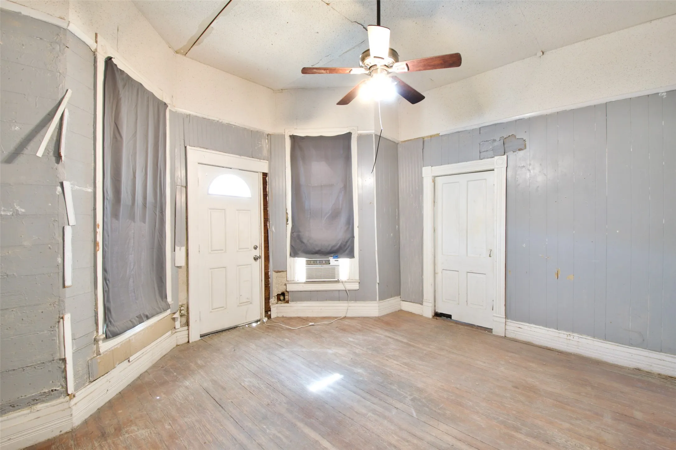 Single Family Residence For Sale in Falls County , 216 Fortune Street, Marlin, Texas 76661, 5 Bedroom, 4 Bathroom, Garage spaces, 2,300 Sqft, built in 0, mls#21326387, Real Estate Agent in Marlin, Homes For Sale in Falls county, Homes For Sale in Marlin, Realtor in Marlin Texas, Real Estate Brokerage Independent Realty Texas, Luminita Cordes Realtor