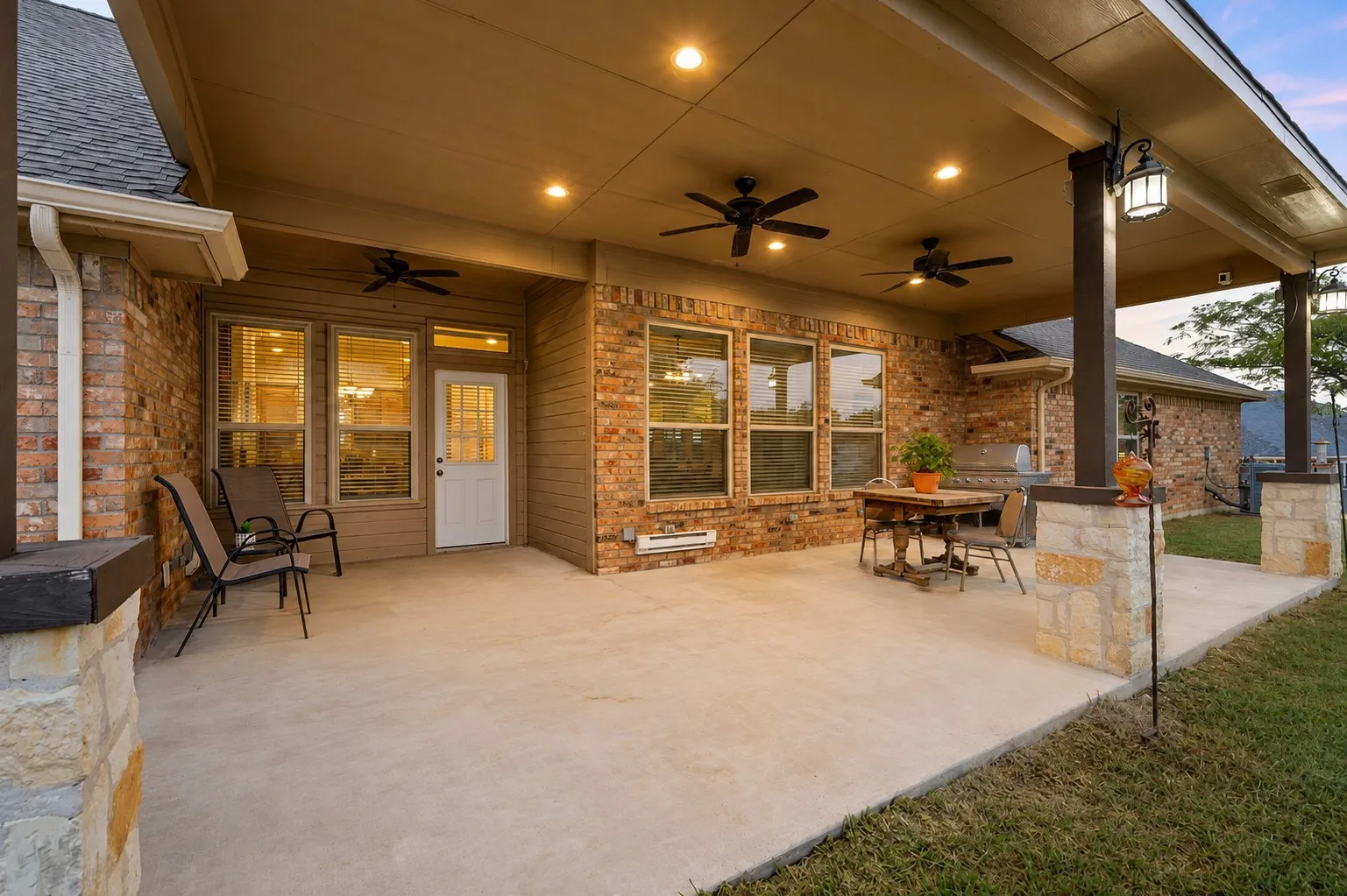 Single Family Residence For Sale in Wise County , 1110 Mount Lane, Rhome, Texas 76078, 4 Bedroom, 3 Bathroom, 3 Garage spaces, 2,931 Sqft, built in 2000, mls#21329971, Real Estate Agent in Rhome, Homes For Sale in Wise county, Homes For Sale in Rhome, Realtor in Rhome Texas, Real Estate Brokerage Independent Realty Texas, Luminita Cordes Realtor