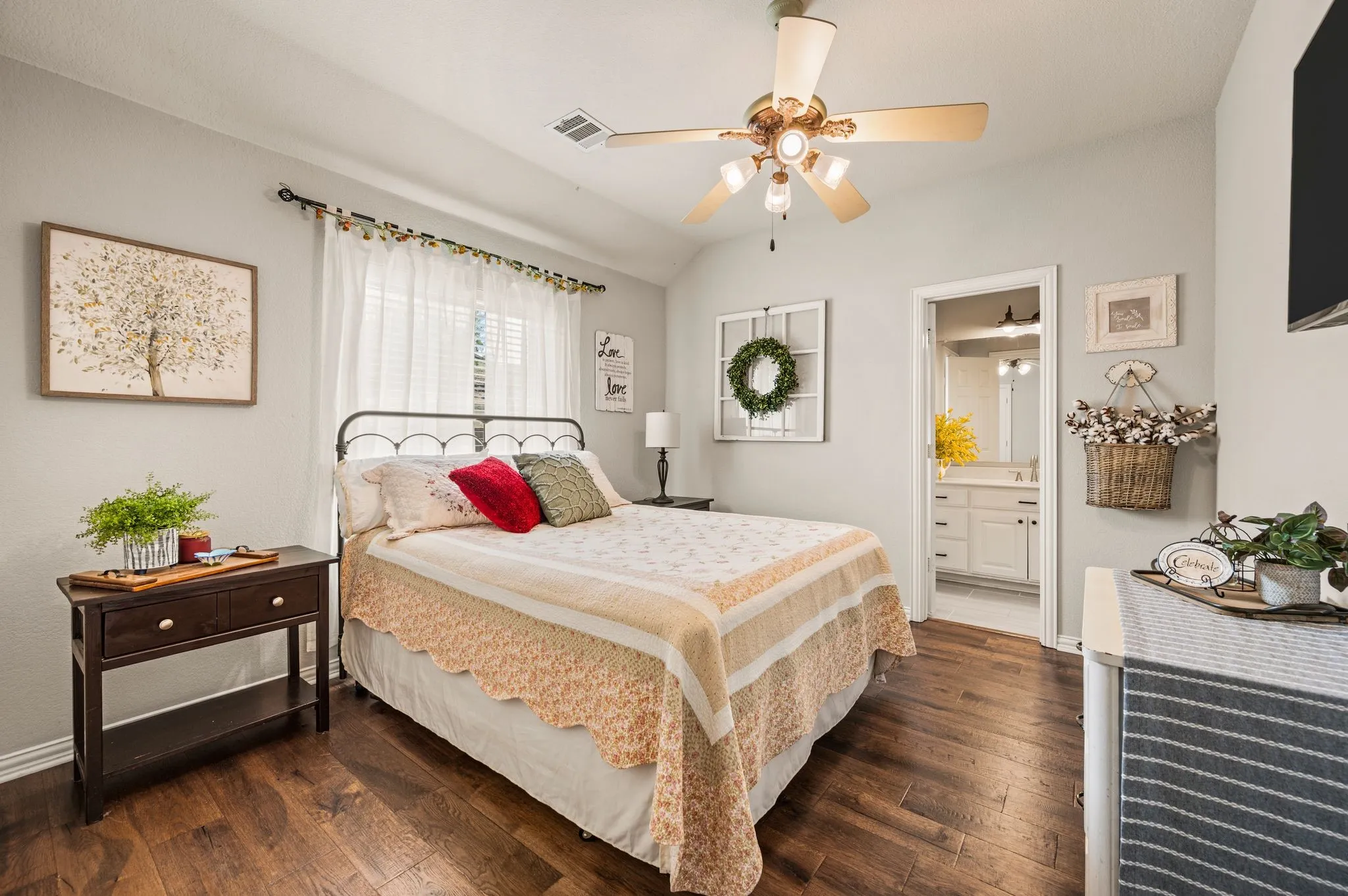 Single Family Residence For Sale in Wise County , 1110 Mount Lane, Rhome, Texas 76078, 4 Bedroom, 3 Bathroom, 3 Garage spaces, 2,931 Sqft, built in 2000, mls#21329971, Real Estate Agent in Rhome, Homes For Sale in Wise county, Homes For Sale in Rhome, Realtor in Rhome Texas, Real Estate Brokerage Independent Realty Texas, Luminita Cordes Realtor
