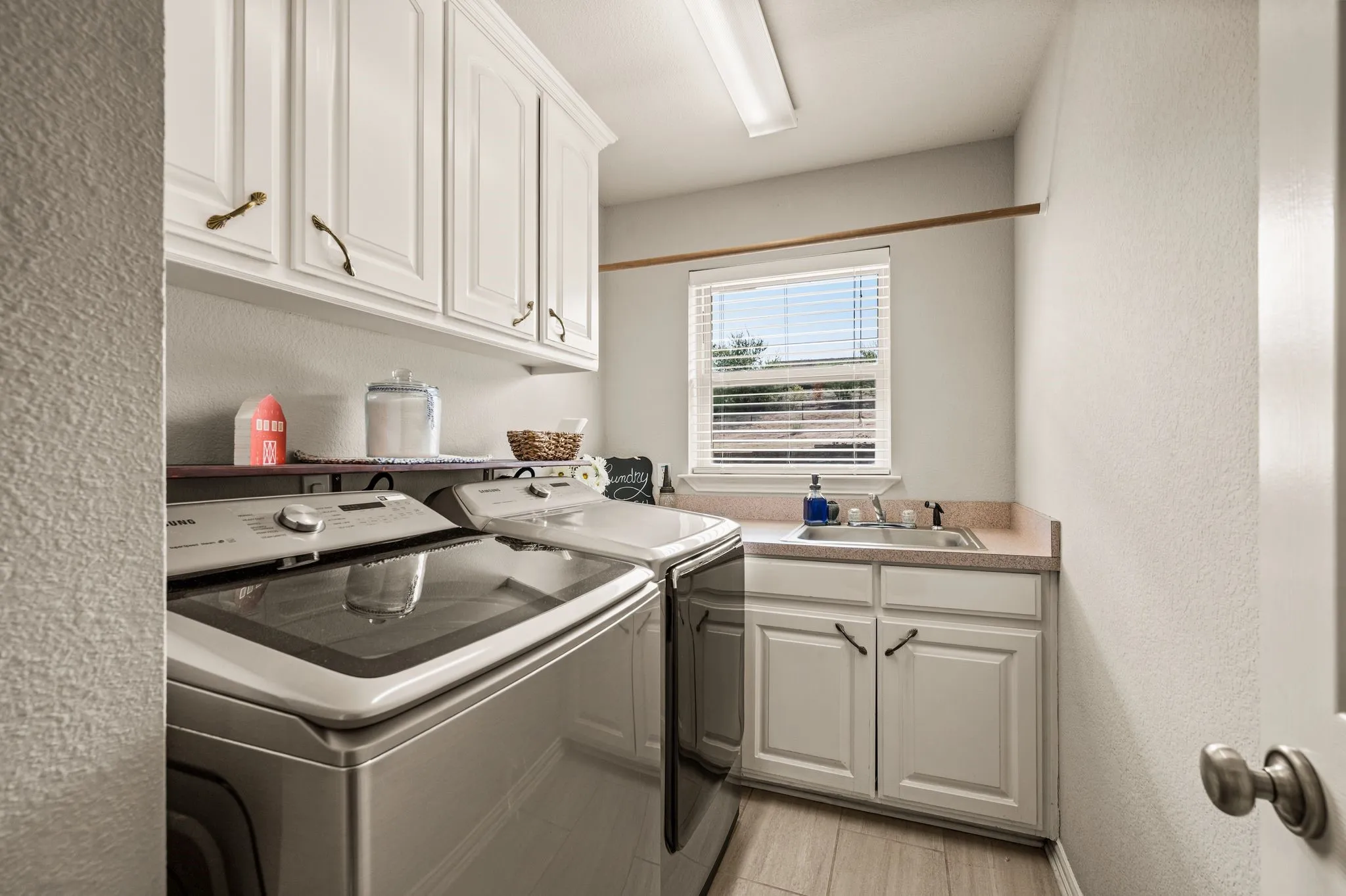 Single Family Residence For Sale in Wise County , 1110 Mount Lane, Rhome, Texas 76078, 4 Bedroom, 3 Bathroom, 3 Garage spaces, 2,931 Sqft, built in 2000, mls#21329971, Real Estate Agent in Rhome, Homes For Sale in Wise county, Homes For Sale in Rhome, Realtor in Rhome Texas, Real Estate Brokerage Independent Realty Texas, Luminita Cordes Realtor