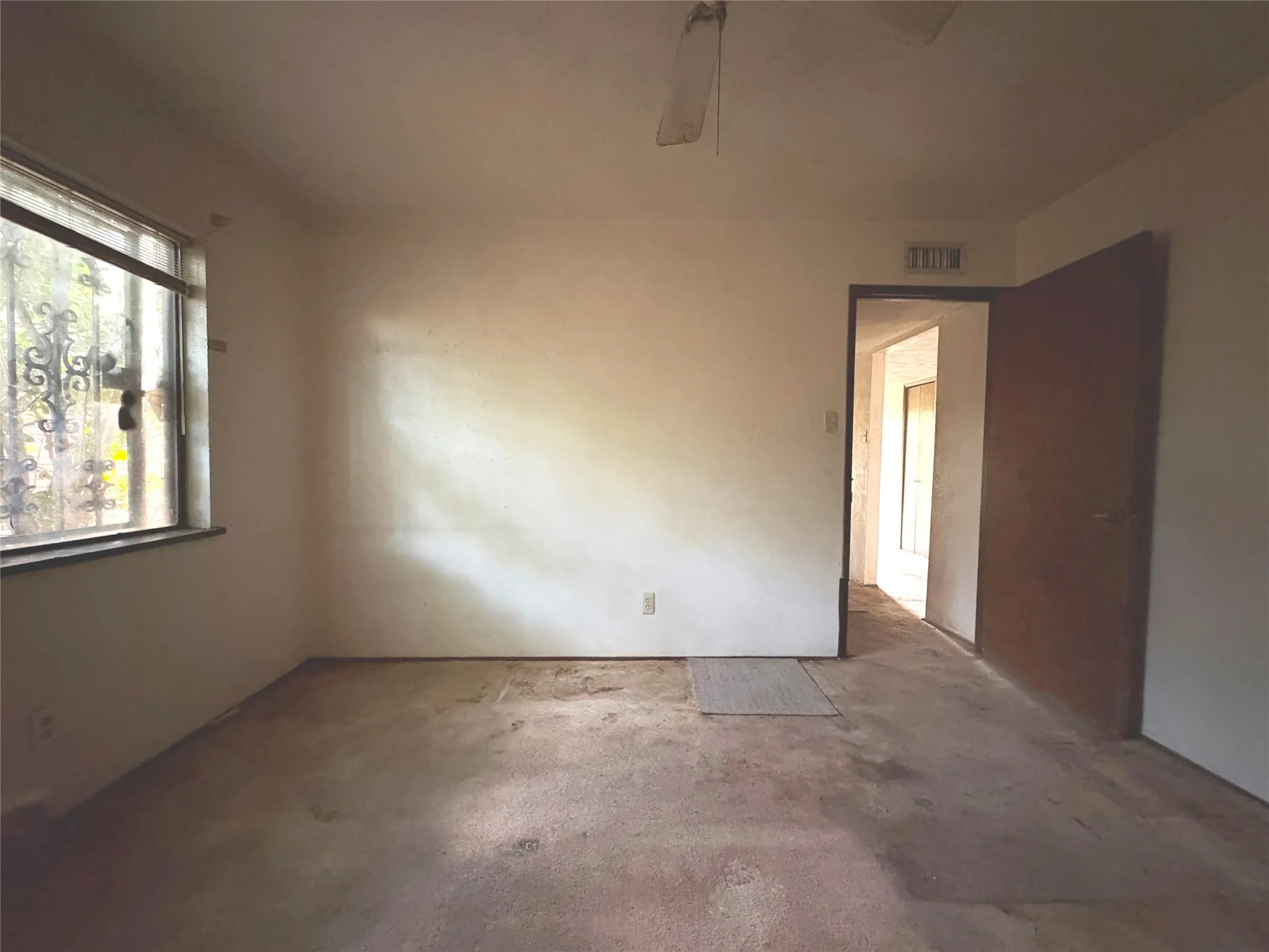 Single Family Residence For Sale in Dallas County , 8516 Londonderry Lane, Dallas, Texas 75228, 3 Bedroom, 2 Bathroom, 2 Garage spaces, 1,667 Sqft, built in 1977, mls#21329844, Real Estate Agent in Dallas, Homes For Sale in Dallas county, Homes For Sale in Dallas, Realtor in Dallas Texas, Real Estate Brokerage Independent Realty Texas, Luminita Cordes Realtor
