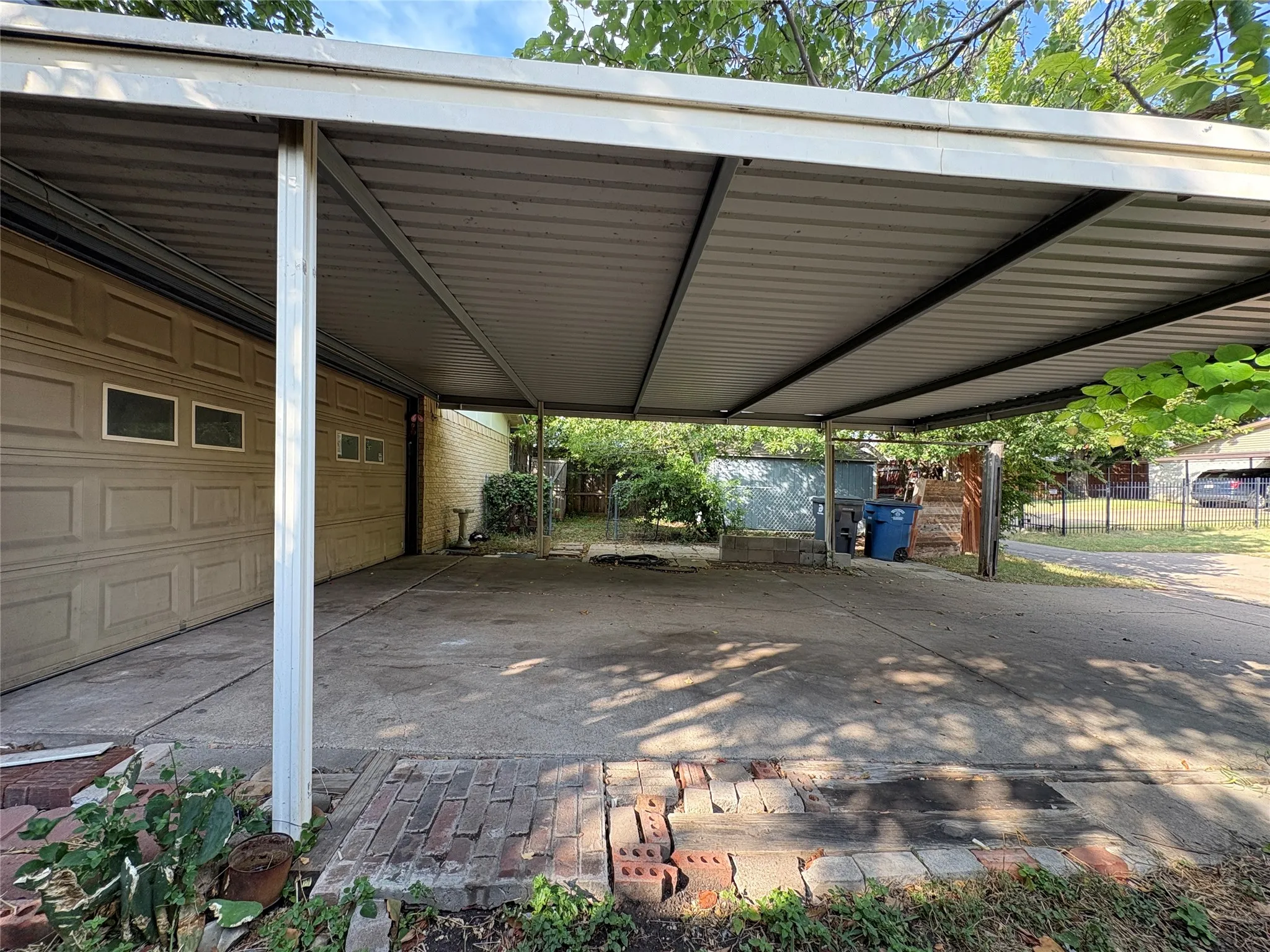 Single Family Residence For Sale in Dallas County , 8516 Londonderry Lane, Dallas, Texas 75228, 3 Bedroom, 2 Bathroom, 2 Garage spaces, 1,667 Sqft, built in 1977, mls#21329844, Real Estate Agent in Dallas, Homes For Sale in Dallas county, Homes For Sale in Dallas, Realtor in Dallas Texas, Real Estate Brokerage Independent Realty Texas, Luminita Cordes Realtor
