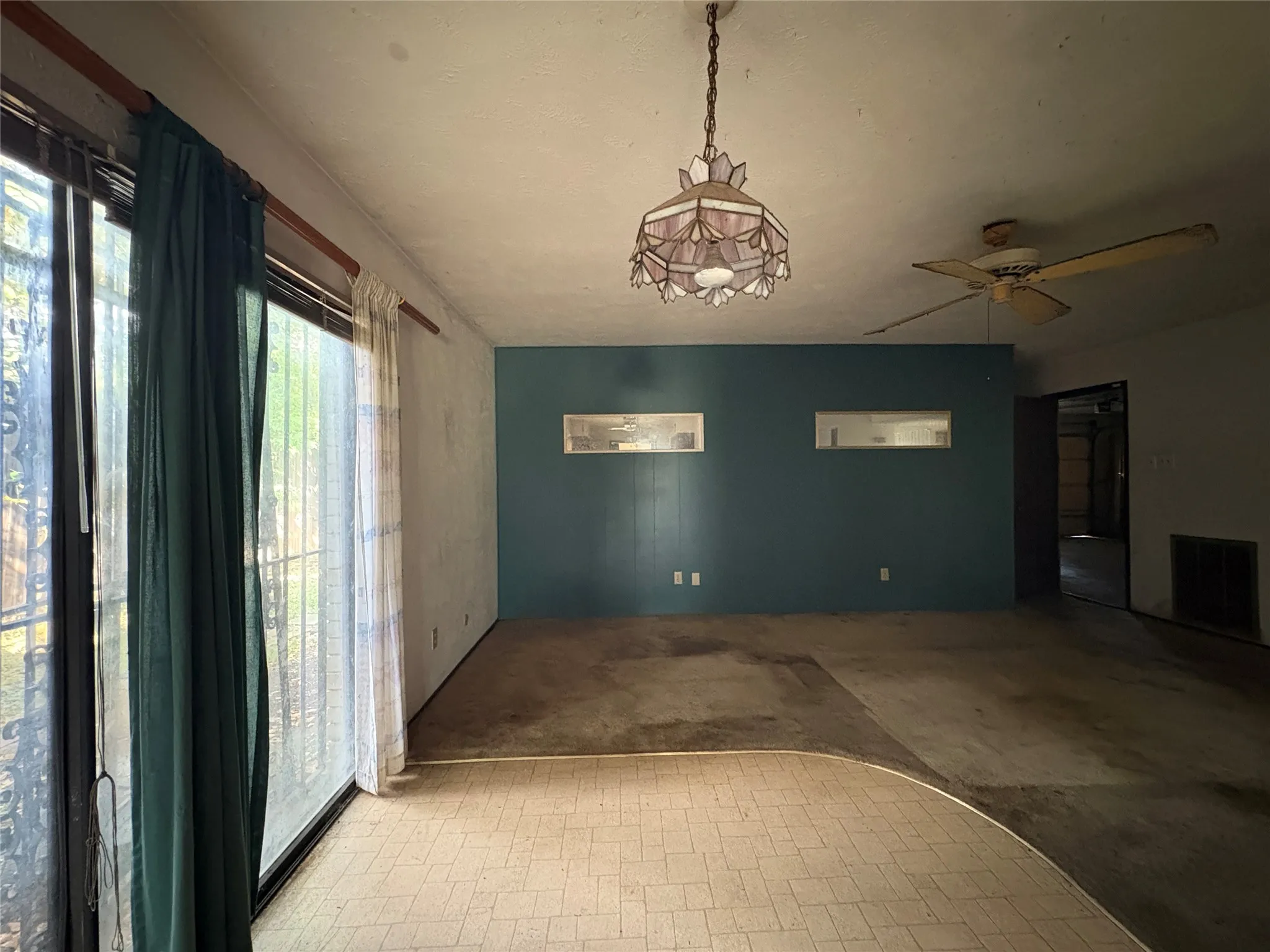 Single Family Residence For Sale in Dallas County , 8516 Londonderry Lane, Dallas, Texas 75228, 3 Bedroom, 2 Bathroom, 2 Garage spaces, 1,667 Sqft, built in 1977, mls#21329844, Real Estate Agent in Dallas, Homes For Sale in Dallas county, Homes For Sale in Dallas, Realtor in Dallas Texas, Real Estate Brokerage Independent Realty Texas, Luminita Cordes Realtor