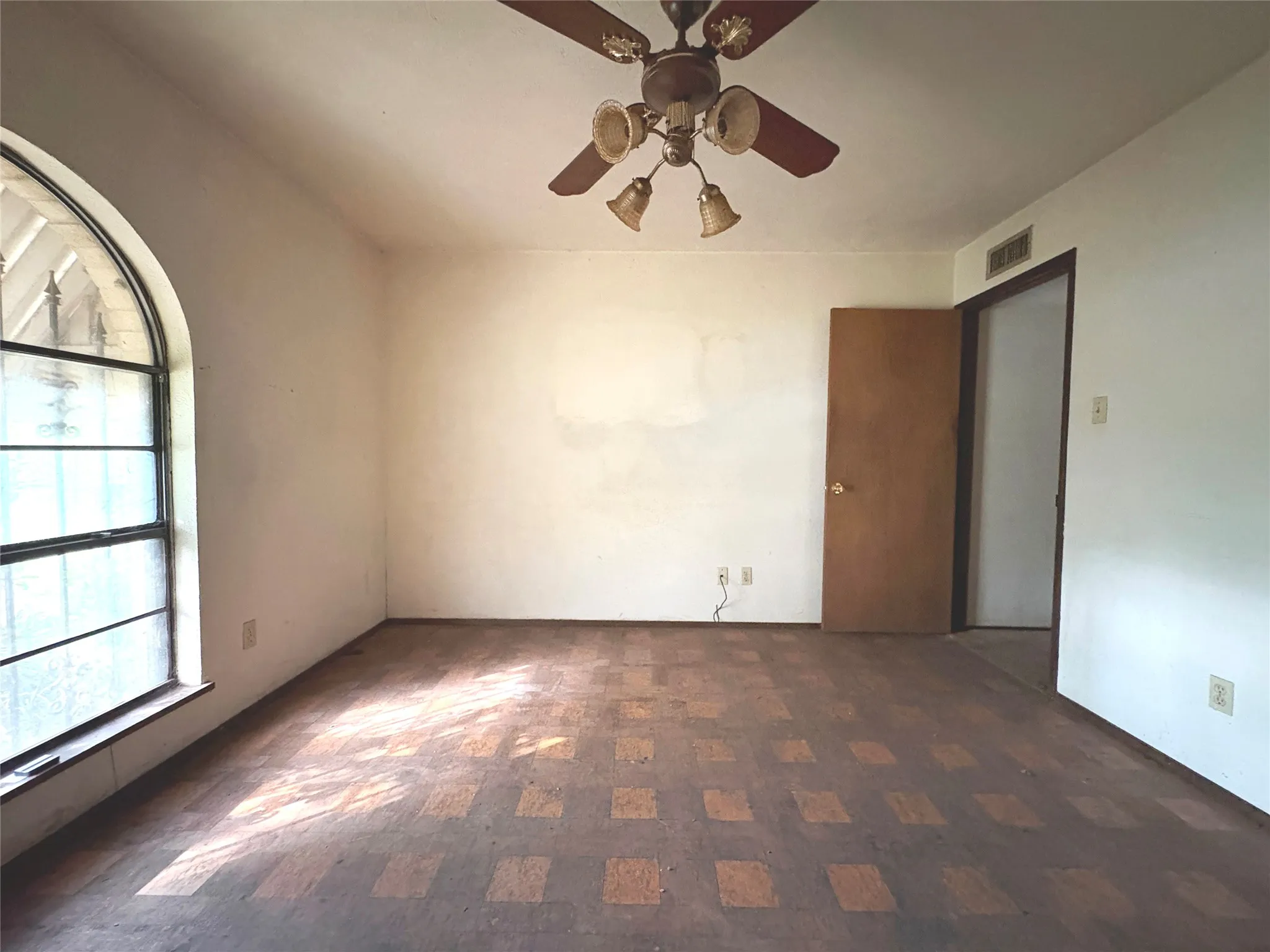 Single Family Residence For Sale in Dallas County , 8516 Londonderry Lane, Dallas, Texas 75228, 3 Bedroom, 2 Bathroom, 2 Garage spaces, 1,667 Sqft, built in 1977, mls#21329844, Real Estate Agent in Dallas, Homes For Sale in Dallas county, Homes For Sale in Dallas, Realtor in Dallas Texas, Real Estate Brokerage Independent Realty Texas, Luminita Cordes Realtor