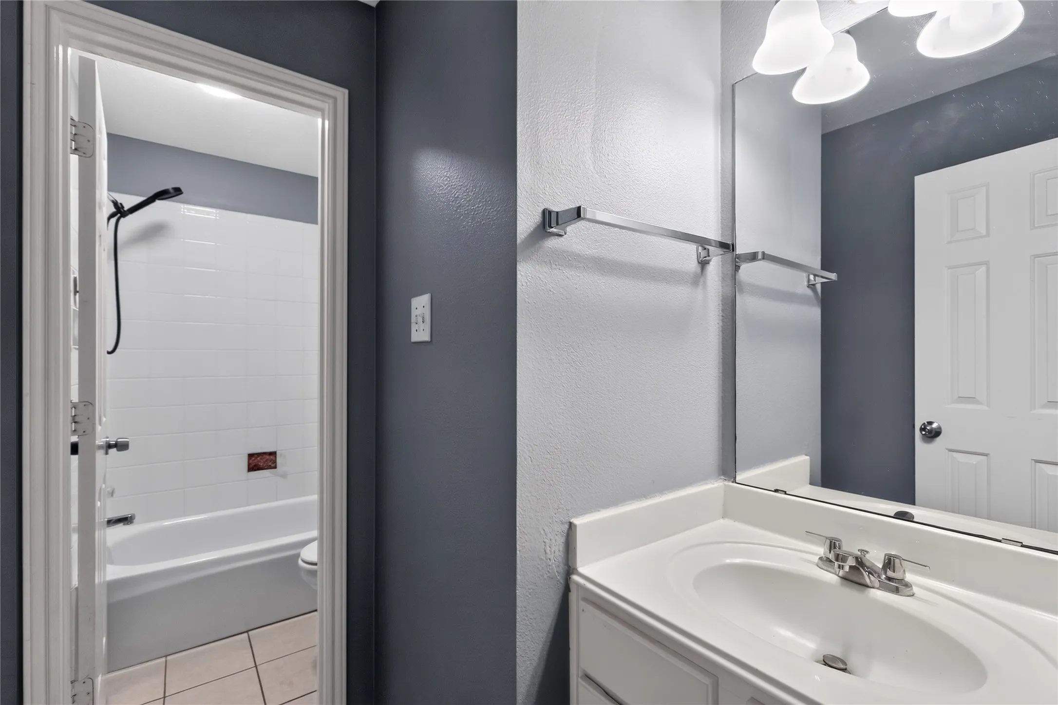 Single Family Residence For Sale in Tarrant County , 3909 Tuscany Court, Arlington, Texas 76016, 5 Bedroom, 3 Bathroom, 2 Garage spaces, 2,980 Sqft, built in 1994, mls#21330540, Real Estate Agent in Arlington, Homes For Sale in Tarrant county, Homes For Sale in Arlington, Realtor in Arlington Texas, Real Estate Brokerage Independent Realty Texas, Luminita Cordes Realtor
