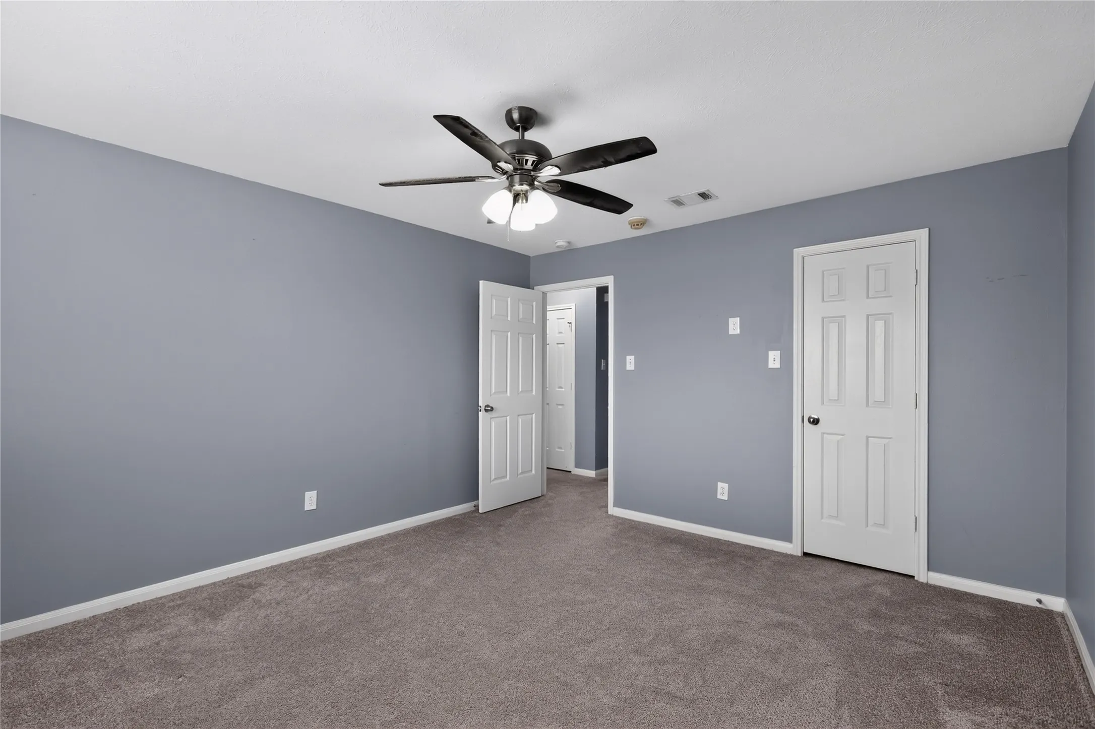 Single Family Residence For Sale in Tarrant County , 3909 Tuscany Court, Arlington, Texas 76016, 5 Bedroom, 3 Bathroom, 2 Garage spaces, 2,980 Sqft, built in 1994, mls#21330540, Real Estate Agent in Arlington, Homes For Sale in Tarrant county, Homes For Sale in Arlington, Realtor in Arlington Texas, Real Estate Brokerage Independent Realty Texas, Luminita Cordes Realtor