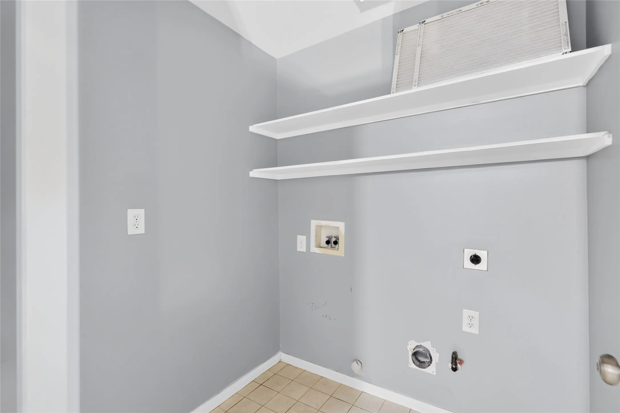 Single Family Residence For Sale in Tarrant County , 3909 Tuscany Court, Arlington, Texas 76016, 5 Bedroom, 3 Bathroom, 2 Garage spaces, 2,980 Sqft, built in 1994, mls#21330540, Real Estate Agent in Arlington, Homes For Sale in Tarrant county, Homes For Sale in Arlington, Realtor in Arlington Texas, Real Estate Brokerage Independent Realty Texas, Luminita Cordes Realtor