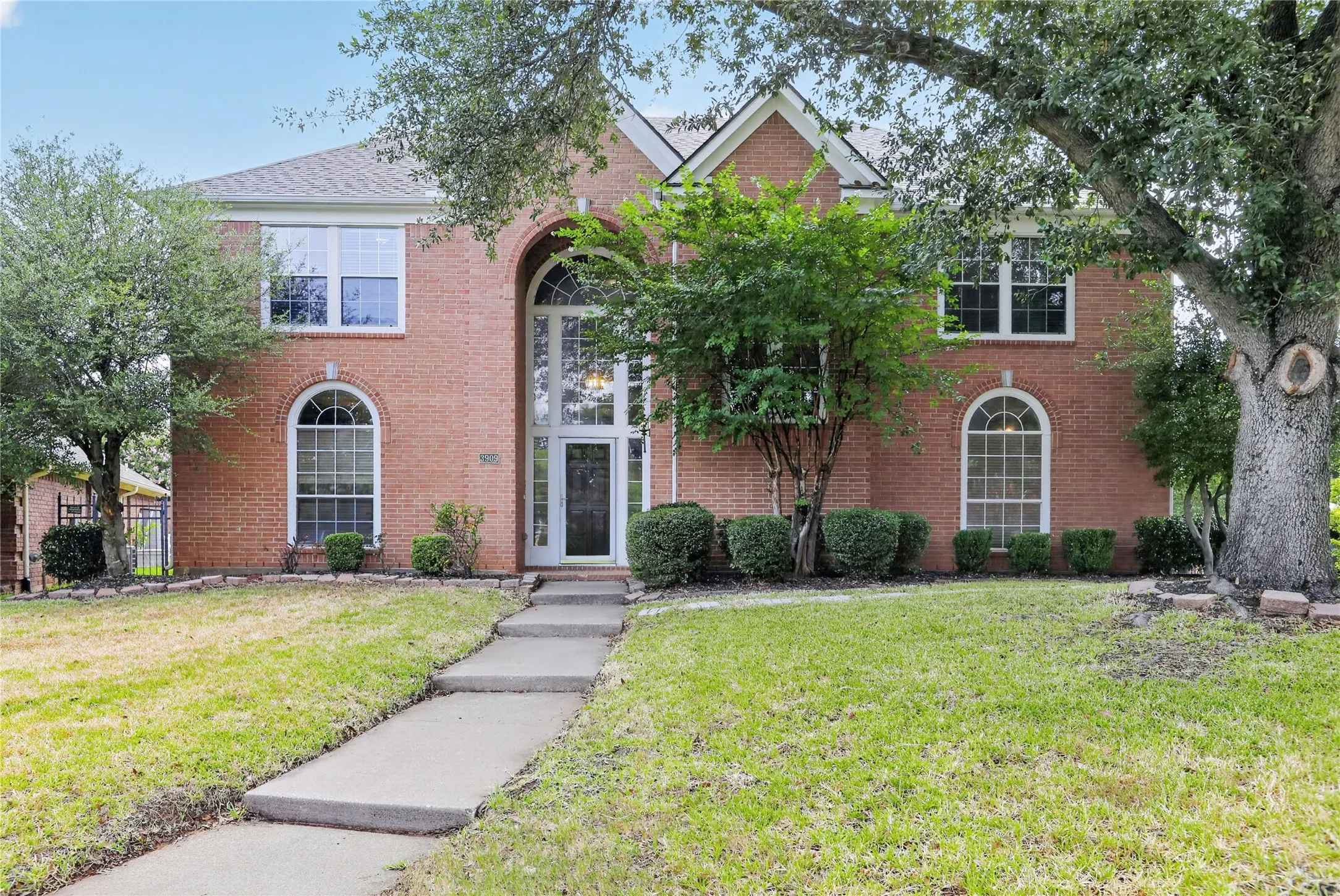 Single Family Residence For Sale in Tarrant County , 3909 Tuscany Court, Arlington, Texas 76016, 5 Bedroom, 3 Bathroom, 2 Garage spaces, 2,980 Sqft, built in 1994, mls#21330540, Real Estate Agent in Arlington, Homes For Sale in Tarrant county, Homes For Sale in Arlington, Realtor in Arlington Texas, Real Estate Brokerage Independent Realty Texas, Luminita Cordes Realtor
