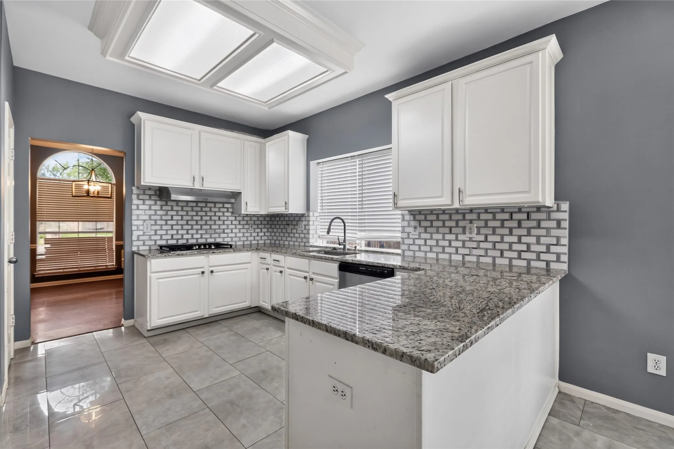 Single Family Residence For Sale in Tarrant County , 3909 Tuscany Court, Arlington, Texas 76016, 5 Bedroom, 3 Bathroom, 2 Garage spaces, 2,980 Sqft, built in 1994, mls#21330540, Real Estate Agent in Arlington, Homes For Sale in Tarrant county, Homes For Sale in Arlington, Realtor in Arlington Texas, Real Estate Brokerage Independent Realty Texas, Luminita Cordes Realtor