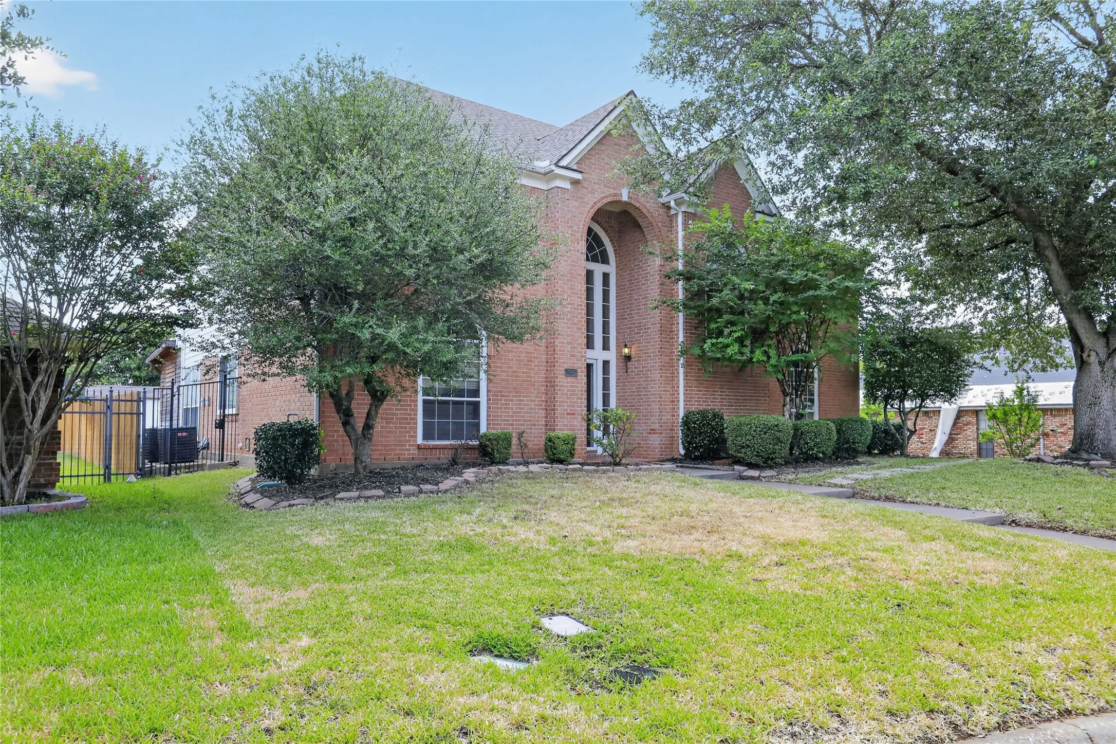 Single Family Residence For Sale in Tarrant County , 3909 Tuscany Court, Arlington, Texas 76016, 5 Bedroom, 3 Bathroom, 2 Garage spaces, 2,980 Sqft, built in 1994, mls#21330540, Real Estate Agent in Arlington, Homes For Sale in Tarrant county, Homes For Sale in Arlington, Realtor in Arlington Texas, Real Estate Brokerage Independent Realty Texas, Luminita Cordes Realtor