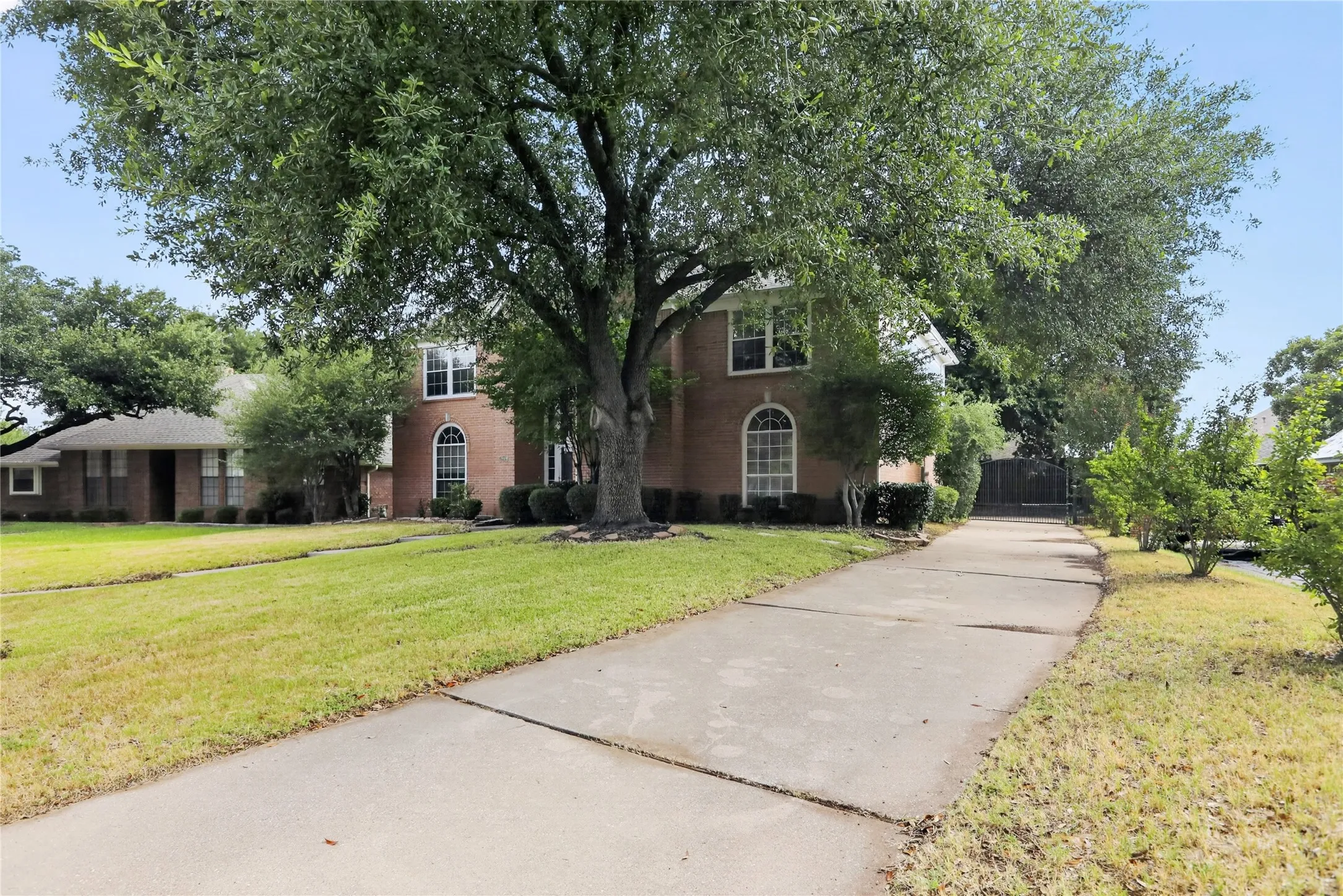 Single Family Residence For Sale in Tarrant County , 3909 Tuscany Court, Arlington, Texas 76016, 5 Bedroom, 3 Bathroom, 2 Garage spaces, 2,980 Sqft, built in 1994, mls#21330540, Real Estate Agent in Arlington, Homes For Sale in Tarrant county, Homes For Sale in Arlington, Realtor in Arlington Texas, Real Estate Brokerage Independent Realty Texas, Luminita Cordes Realtor