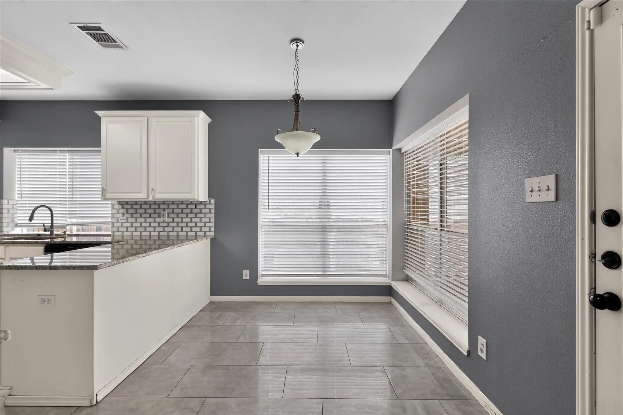 Single Family Residence For Sale in Tarrant County , 3909 Tuscany Court, Arlington, Texas 76016, 5 Bedroom, 3 Bathroom, 2 Garage spaces, 2,980 Sqft, built in 1994, mls#21330540, Real Estate Agent in Arlington, Homes For Sale in Tarrant county, Homes For Sale in Arlington, Realtor in Arlington Texas, Real Estate Brokerage Independent Realty Texas, Luminita Cordes Realtor