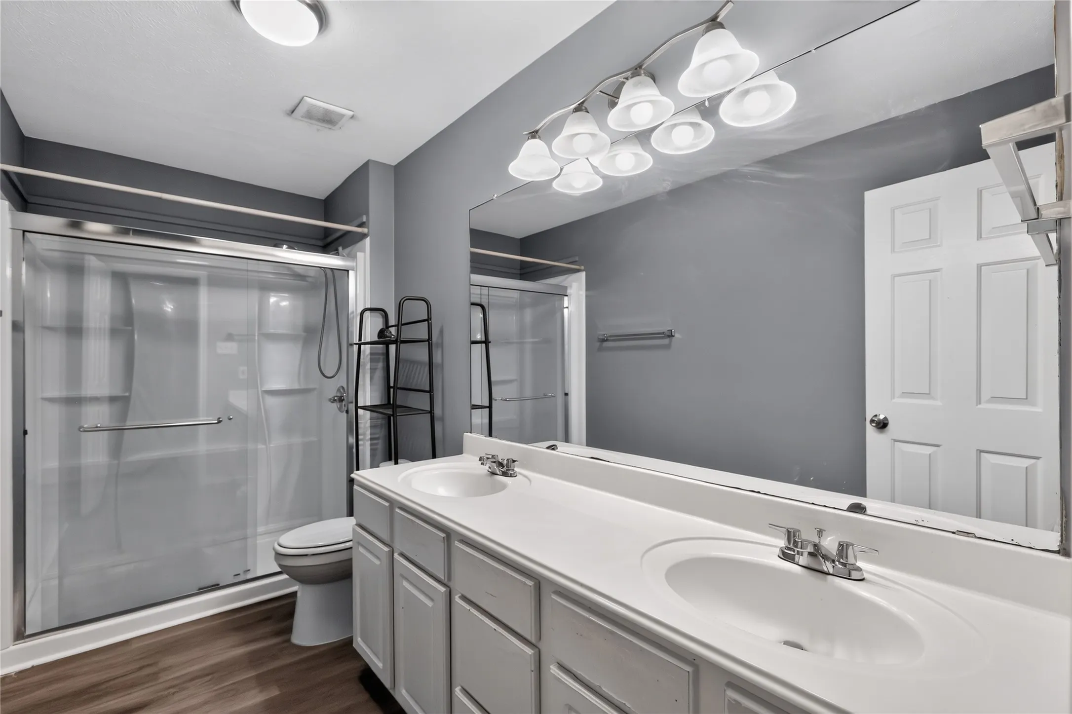 Single Family Residence For Sale in Tarrant County , 3909 Tuscany Court, Arlington, Texas 76016, 5 Bedroom, 3 Bathroom, 2 Garage spaces, 2,980 Sqft, built in 1994, mls#21330540, Real Estate Agent in Arlington, Homes For Sale in Tarrant county, Homes For Sale in Arlington, Realtor in Arlington Texas, Real Estate Brokerage Independent Realty Texas, Luminita Cordes Realtor