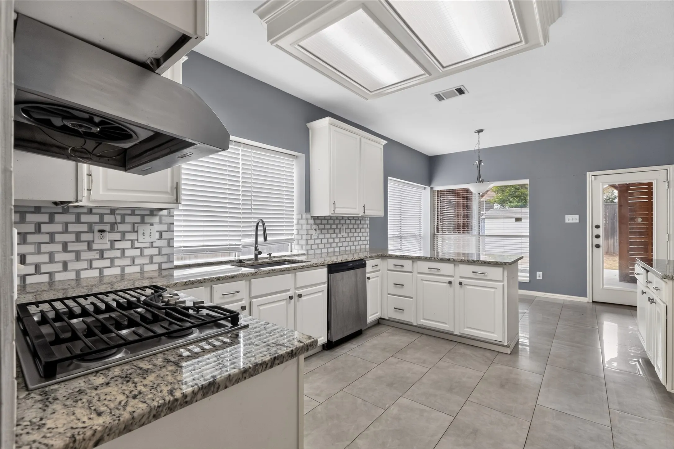 Single Family Residence For Sale in Tarrant County , 3909 Tuscany Court, Arlington, Texas 76016, 5 Bedroom, 3 Bathroom, 2 Garage spaces, 2,980 Sqft, built in 1994, mls#21330540, Real Estate Agent in Arlington, Homes For Sale in Tarrant county, Homes For Sale in Arlington, Realtor in Arlington Texas, Real Estate Brokerage Independent Realty Texas, Luminita Cordes Realtor