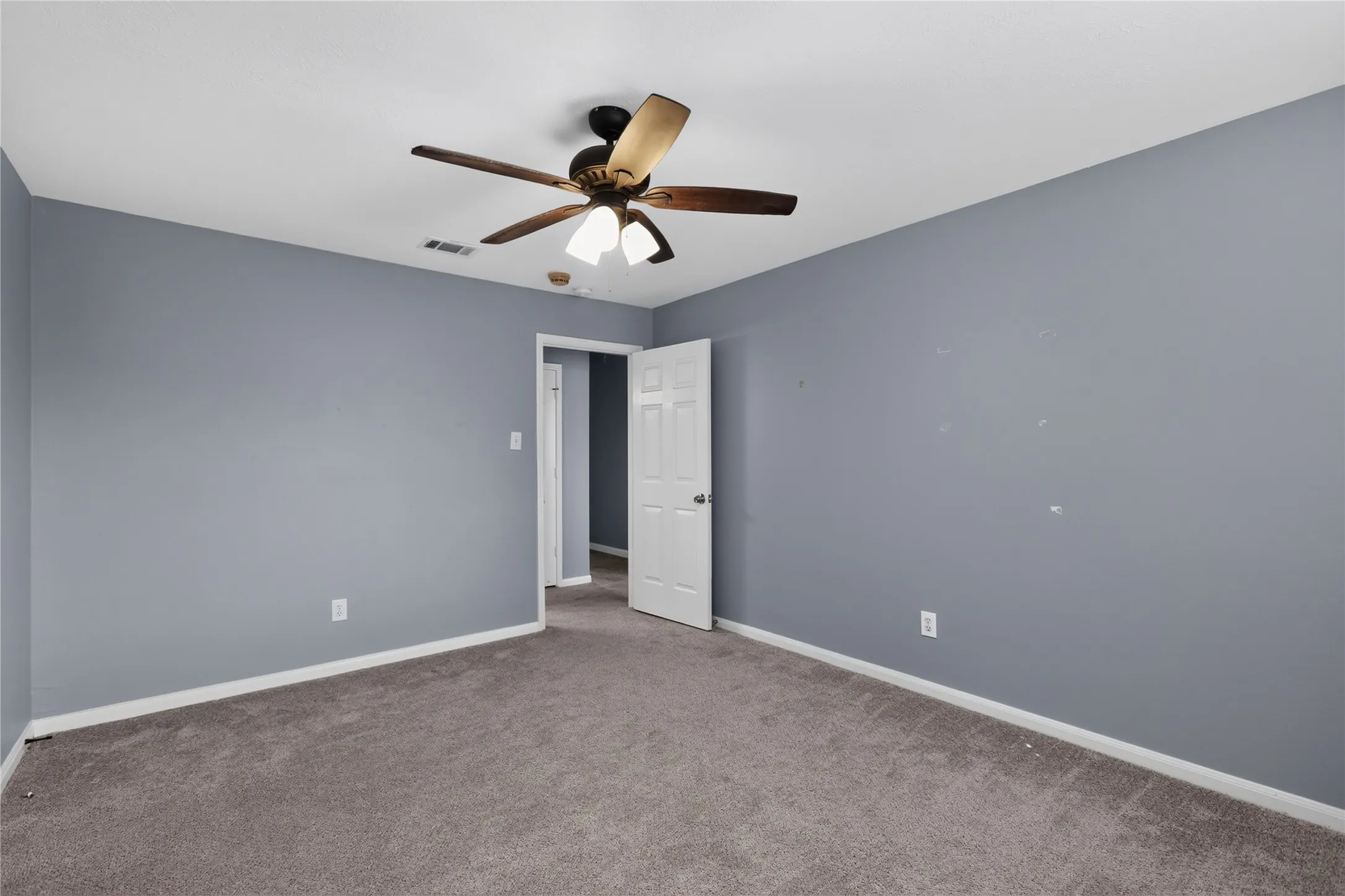 Single Family Residence For Sale in Tarrant County , 3909 Tuscany Court, Arlington, Texas 76016, 5 Bedroom, 3 Bathroom, 2 Garage spaces, 2,980 Sqft, built in 1994, mls#21330540, Real Estate Agent in Arlington, Homes For Sale in Tarrant county, Homes For Sale in Arlington, Realtor in Arlington Texas, Real Estate Brokerage Independent Realty Texas, Luminita Cordes Realtor