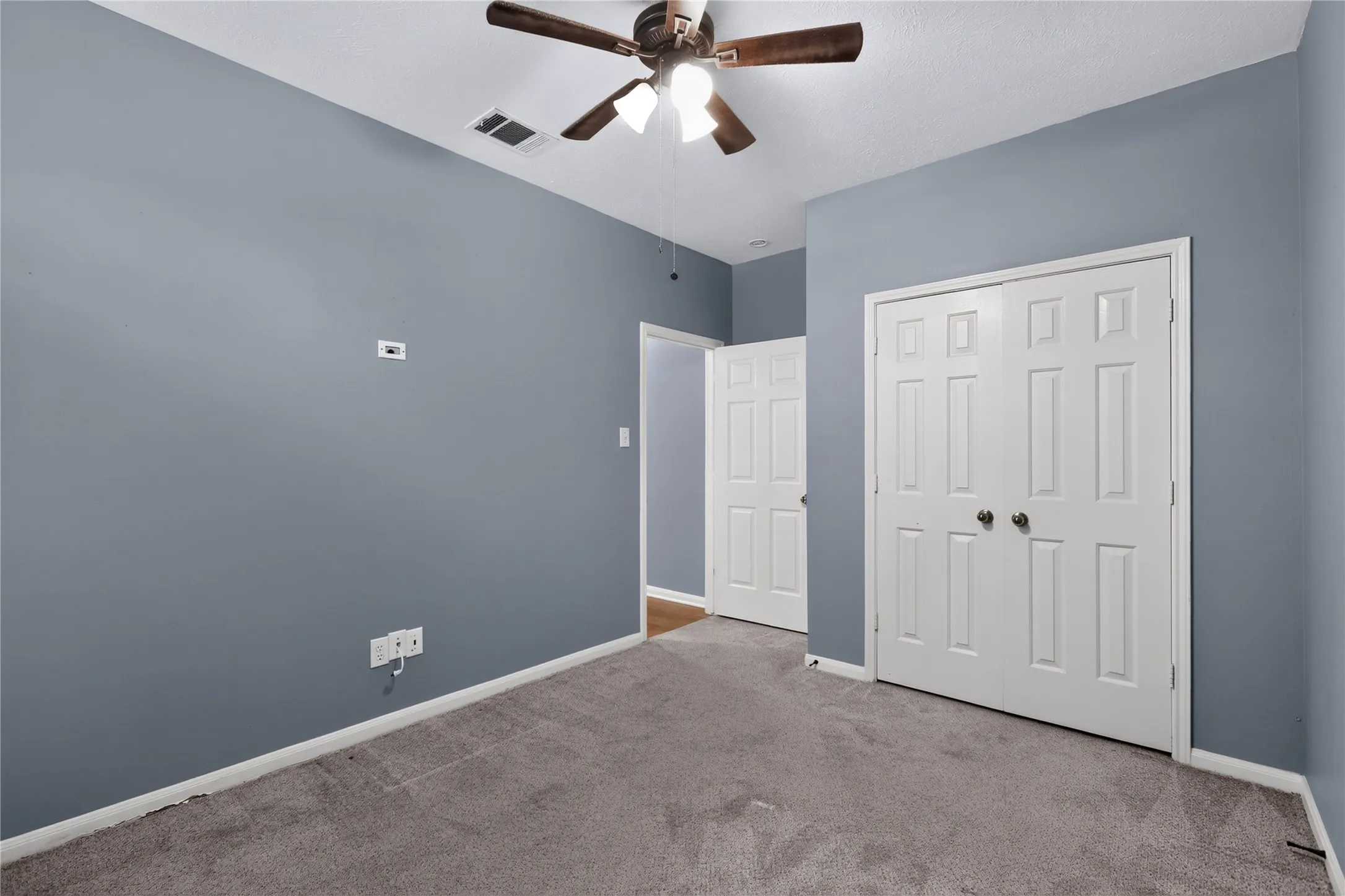 Single Family Residence For Sale in Tarrant County , 3909 Tuscany Court, Arlington, Texas 76016, 5 Bedroom, 3 Bathroom, 2 Garage spaces, 2,980 Sqft, built in 1994, mls#21330540, Real Estate Agent in Arlington, Homes For Sale in Tarrant county, Homes For Sale in Arlington, Realtor in Arlington Texas, Real Estate Brokerage Independent Realty Texas, Luminita Cordes Realtor