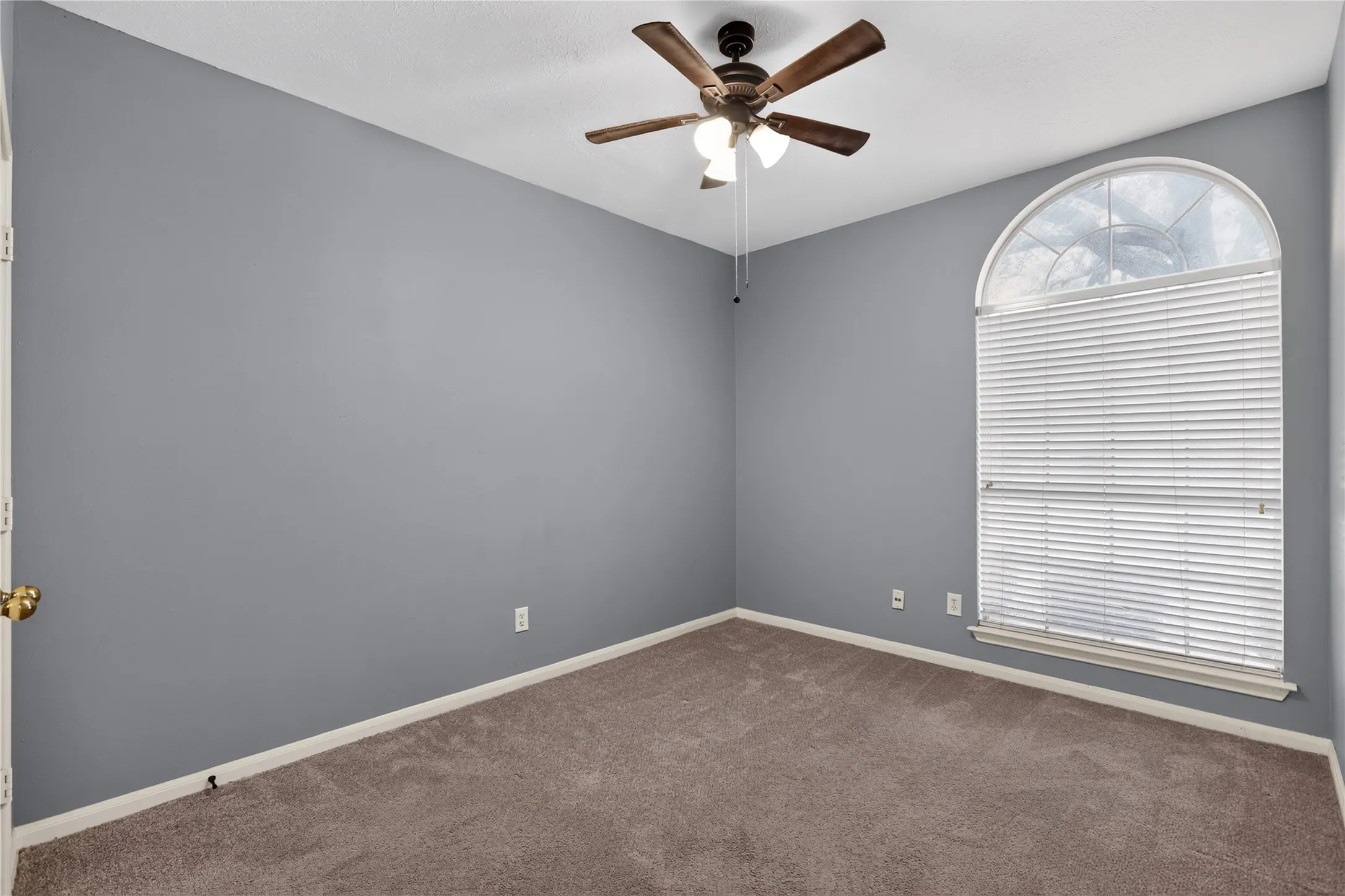 Single Family Residence For Sale in Tarrant County , 3909 Tuscany Court, Arlington, Texas 76016, 5 Bedroom, 3 Bathroom, 2 Garage spaces, 2,980 Sqft, built in 1994, mls#21330540, Real Estate Agent in Arlington, Homes For Sale in Tarrant county, Homes For Sale in Arlington, Realtor in Arlington Texas, Real Estate Brokerage Independent Realty Texas, Luminita Cordes Realtor