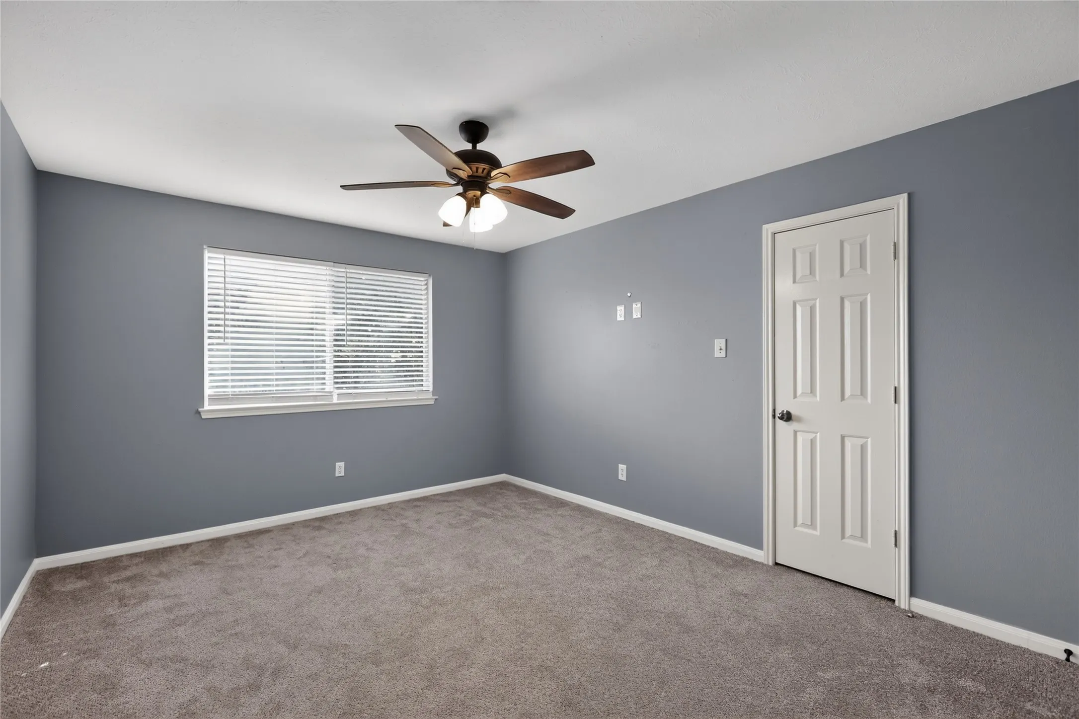 Single Family Residence For Sale in Tarrant County , 3909 Tuscany Court, Arlington, Texas 76016, 5 Bedroom, 3 Bathroom, 2 Garage spaces, 2,980 Sqft, built in 1994, mls#21330540, Real Estate Agent in Arlington, Homes For Sale in Tarrant county, Homes For Sale in Arlington, Realtor in Arlington Texas, Real Estate Brokerage Independent Realty Texas, Luminita Cordes Realtor