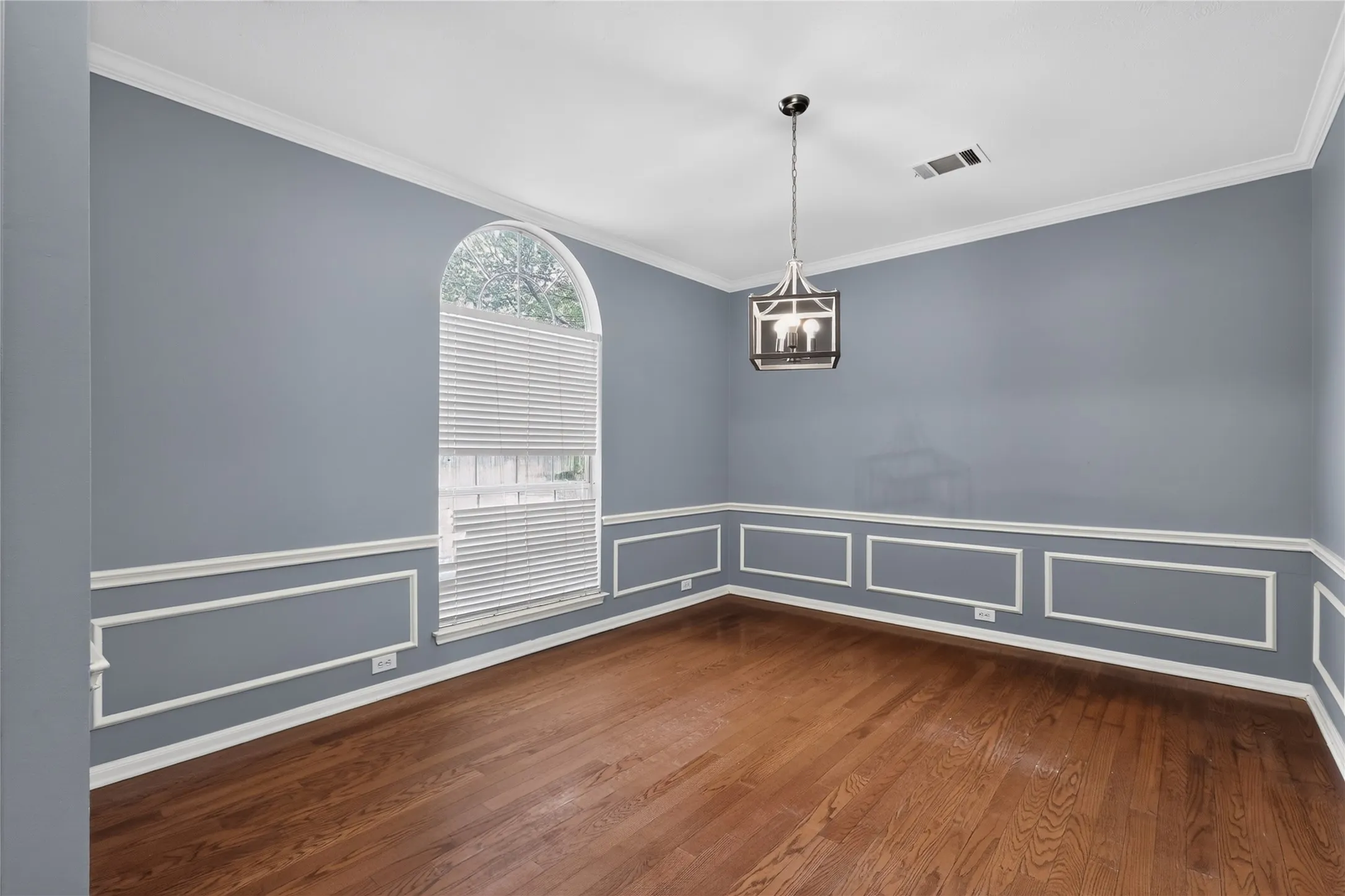 Single Family Residence For Sale in Tarrant County , 3909 Tuscany Court, Arlington, Texas 76016, 5 Bedroom, 3 Bathroom, 2 Garage spaces, 2,980 Sqft, built in 1994, mls#21330540, Real Estate Agent in Arlington, Homes For Sale in Tarrant county, Homes For Sale in Arlington, Realtor in Arlington Texas, Real Estate Brokerage Independent Realty Texas, Luminita Cordes Realtor