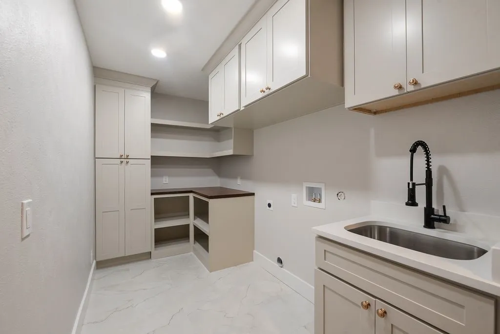 Single Family Residence For Sale in Collin County , 302 Shady Hill Drive, Richardson, Texas 75080, 3 Bedroom, 3 Bathroom, 2 Garage spaces, 2,342 Sqft, built in 1970, mls#21330528, Real Estate Agent in Richardson, Homes For Sale in Collin county, Homes For Sale in Richardson, Realtor in Richardson Texas, Real Estate Brokerage Independent Realty Texas, Luminita Cordes Realtor