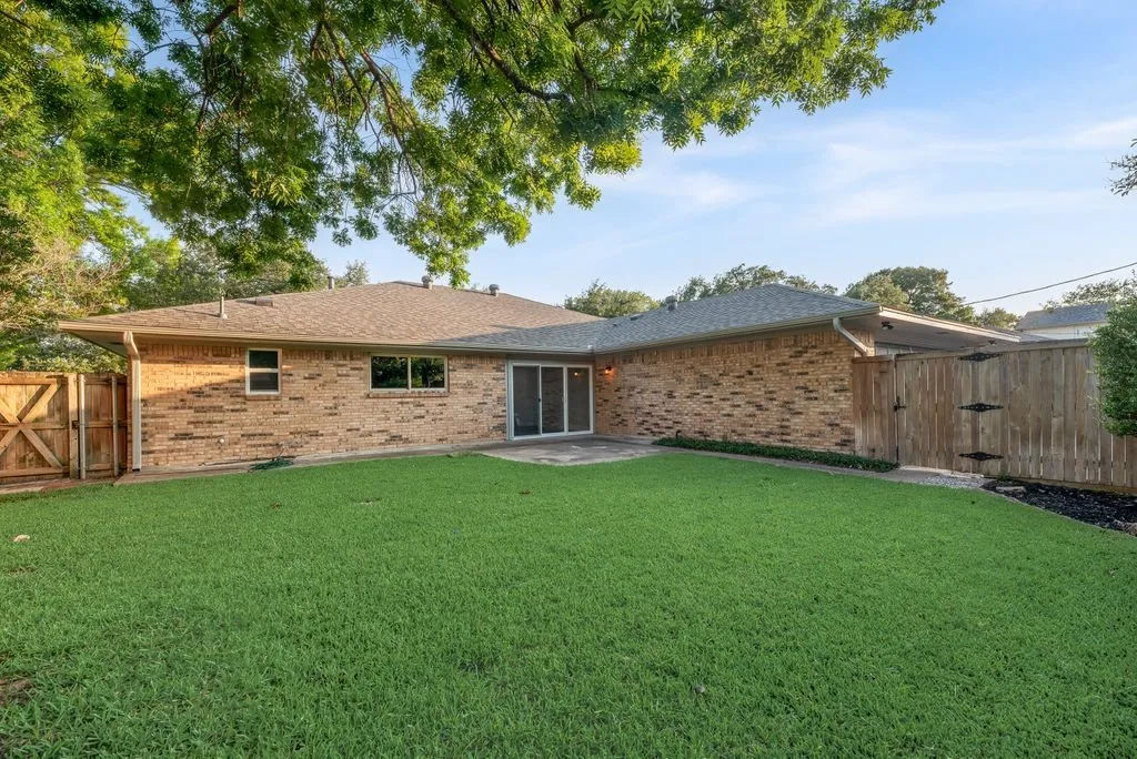 Single Family Residence For Sale in Collin County , 302 Shady Hill Drive, Richardson, Texas 75080, 3 Bedroom, 3 Bathroom, 2 Garage spaces, 2,342 Sqft, built in 1970, mls#21330528, Real Estate Agent in Richardson, Homes For Sale in Collin county, Homes For Sale in Richardson, Realtor in Richardson Texas, Real Estate Brokerage Independent Realty Texas, Luminita Cordes Realtor