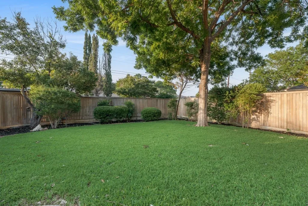Single Family Residence For Sale in Collin County , 302 Shady Hill Drive, Richardson, Texas 75080, 3 Bedroom, 3 Bathroom, 2 Garage spaces, 2,342 Sqft, built in 1970, mls#21330528, Real Estate Agent in Richardson, Homes For Sale in Collin county, Homes For Sale in Richardson, Realtor in Richardson Texas, Real Estate Brokerage Independent Realty Texas, Luminita Cordes Realtor