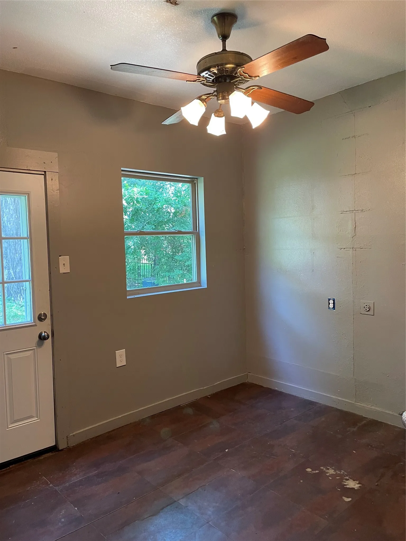 Single Family Residence For Sale in Grayson County , 1115 W Lamar Street, Sherman, Texas 75092, 2 Bedroom, 2 Bathroom, Garage spaces, 1,176 Sqft, built in 1955, mls#21329818, Real Estate Agent in Sherman, Homes For Sale in Grayson county, Homes For Sale in Sherman, Realtor in Sherman Texas, Real Estate Brokerage Independent Realty Texas, Luminita Cordes Realtor