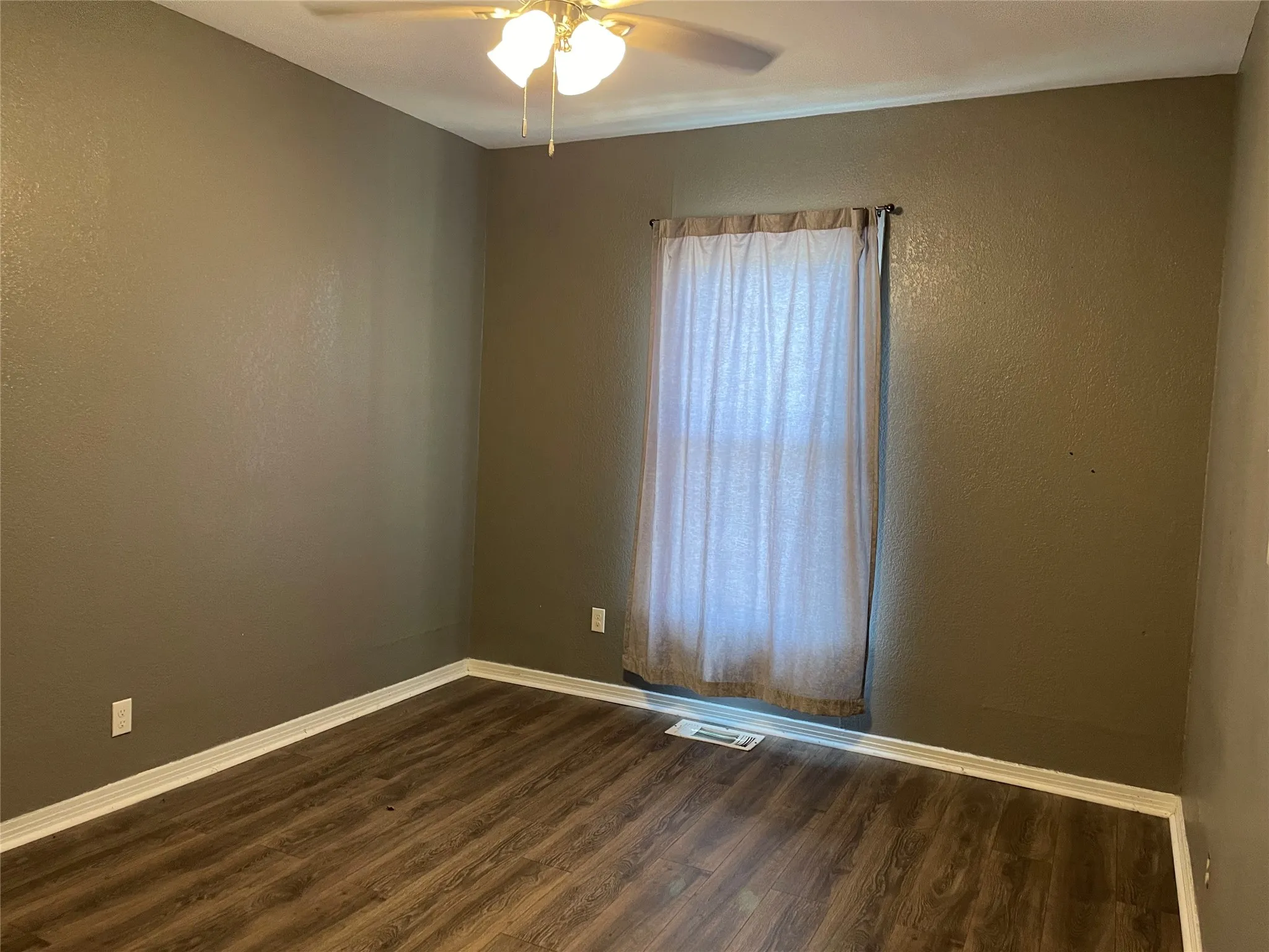 Single Family Residence For Sale in Grayson County , 1115 W Lamar Street, Sherman, Texas 75092, 2 Bedroom, 2 Bathroom, Garage spaces, 1,176 Sqft, built in 1955, mls#21329818, Real Estate Agent in Sherman, Homes For Sale in Grayson county, Homes For Sale in Sherman, Realtor in Sherman Texas, Real Estate Brokerage Independent Realty Texas, Luminita Cordes Realtor