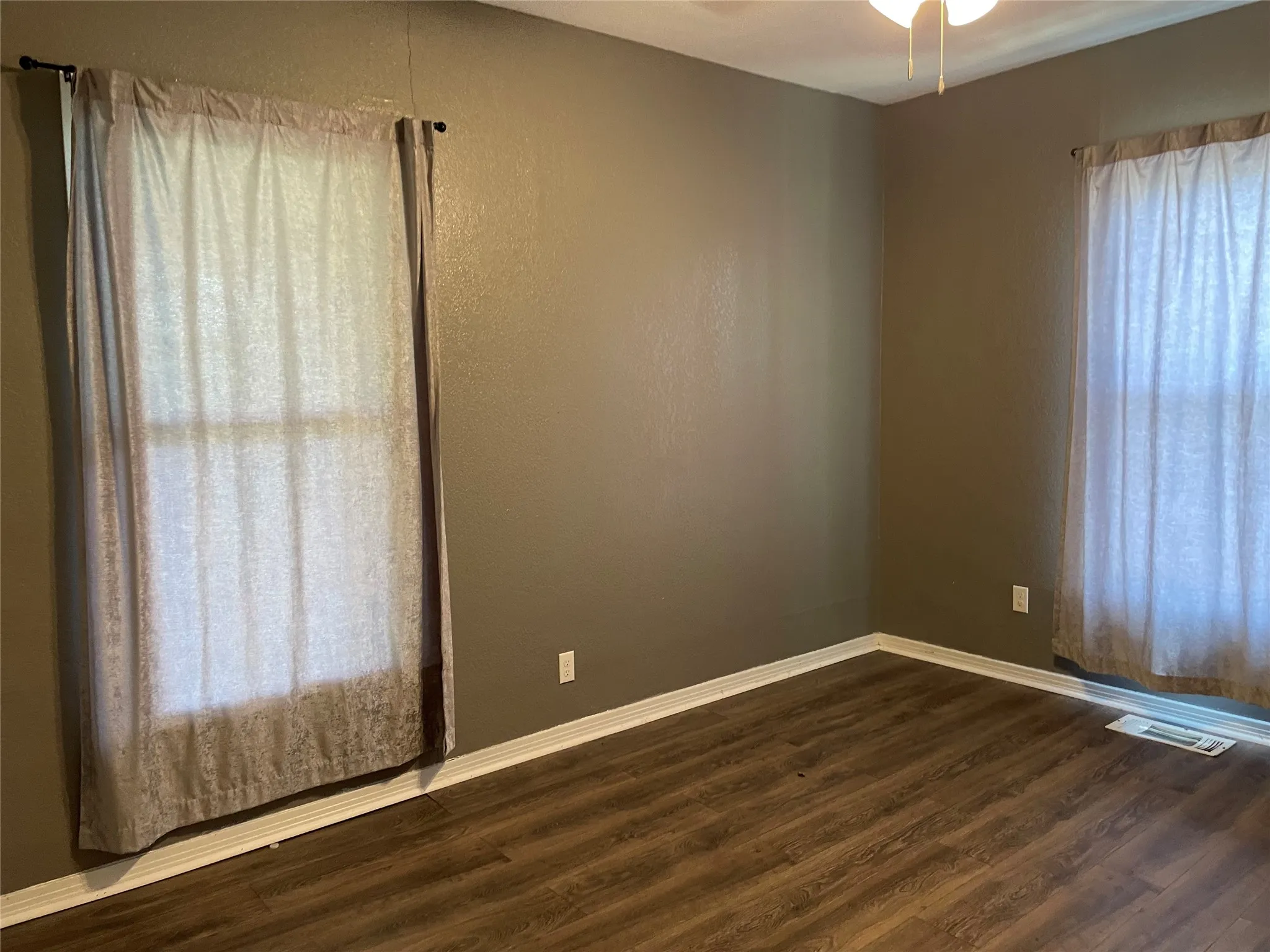 Single Family Residence For Sale in Grayson County , 1115 W Lamar Street, Sherman, Texas 75092, 2 Bedroom, 2 Bathroom, Garage spaces, 1,176 Sqft, built in 1955, mls#21329818, Real Estate Agent in Sherman, Homes For Sale in Grayson county, Homes For Sale in Sherman, Realtor in Sherman Texas, Real Estate Brokerage Independent Realty Texas, Luminita Cordes Realtor