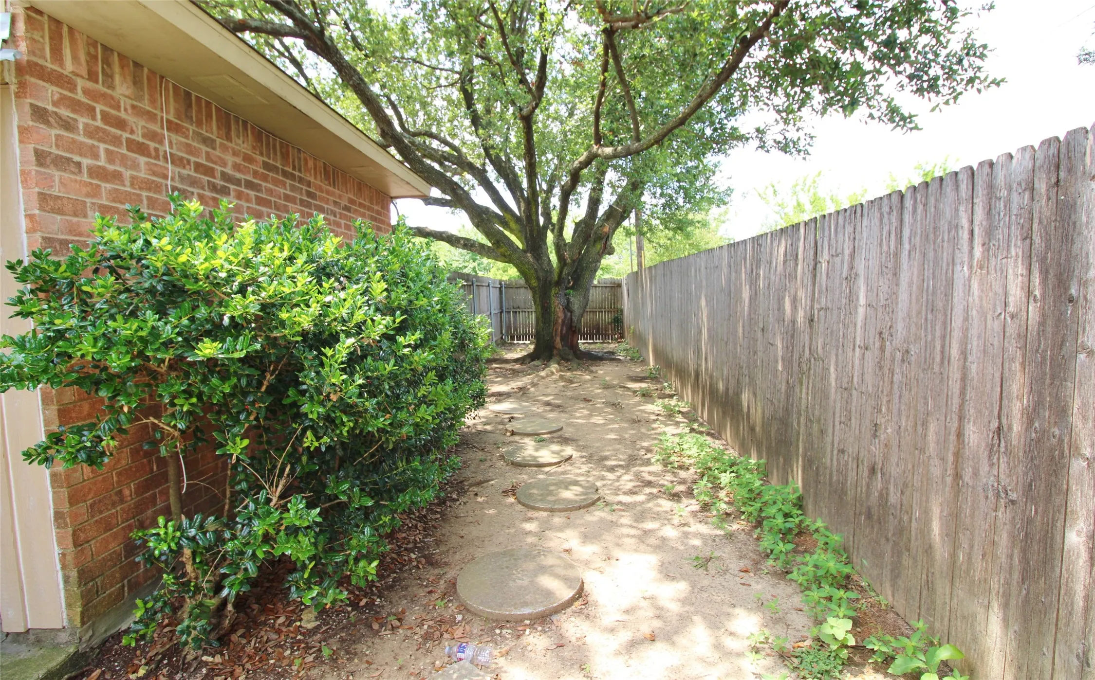 Duplex For Rent in Dallas County , 405 Pogue Street, Cedar Hill, Texas 75104, 2 Bedroom, 2 Bathroom, Garage spaces, 1,152 Sqft, built in 1982, mls#21330606, Real Estate Agent in Cedar Hill, Homes For Rent in Dallas county, Homes For Rent in Cedar Hill, Realtor in Cedar Hill Texas, Real Estate Brokerage Independent Realty Texas, Luminita Cordes Realtor