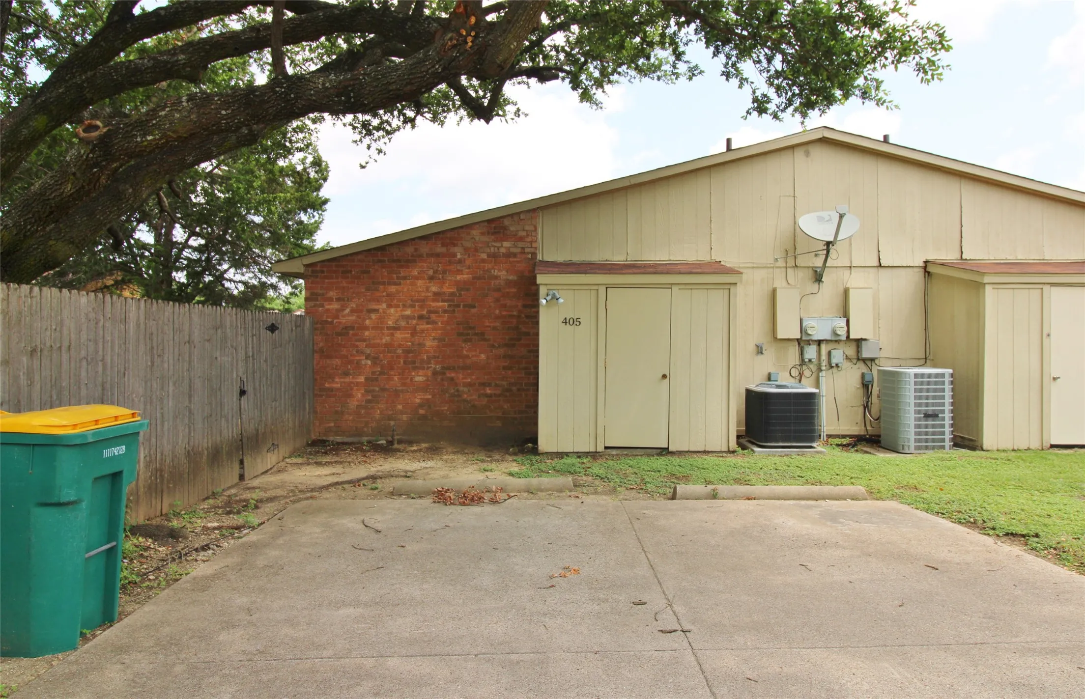 Duplex For Rent in Dallas County , 405 Pogue Street, Cedar Hill, Texas 75104, 2 Bedroom, 2 Bathroom, Garage spaces, 1,152 Sqft, built in 1982, mls#21330606, Real Estate Agent in Cedar Hill, Homes For Rent in Dallas county, Homes For Rent in Cedar Hill, Realtor in Cedar Hill Texas, Real Estate Brokerage Independent Realty Texas, Luminita Cordes Realtor