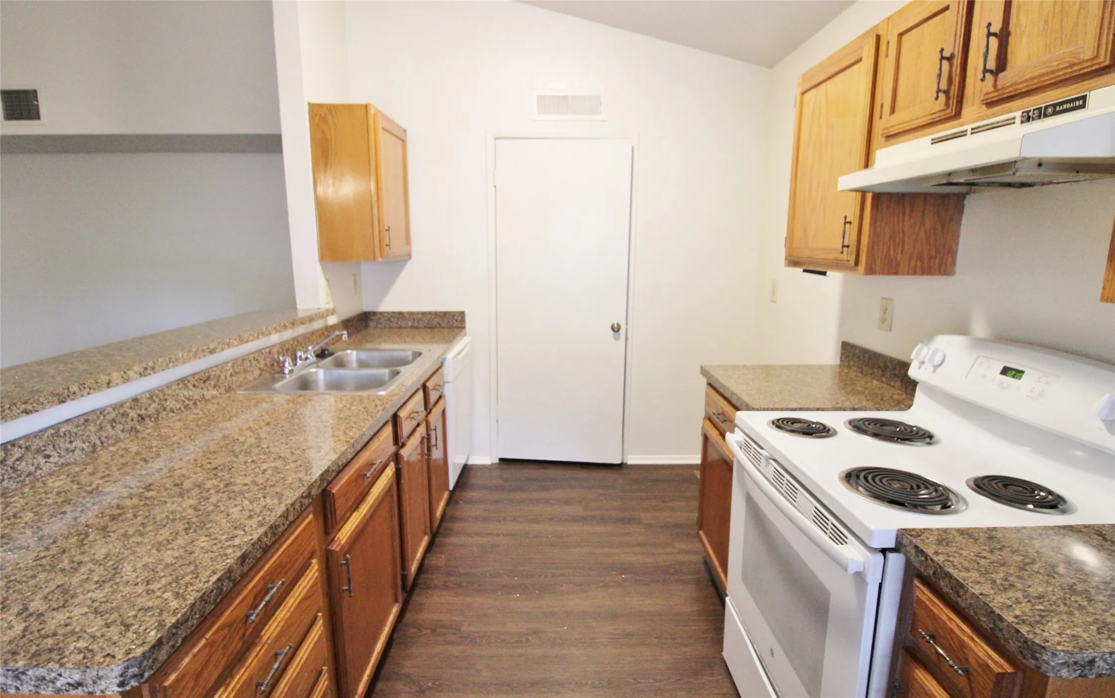 Duplex For Rent in Dallas County , 405 Pogue Street, Cedar Hill, Texas 75104, 2 Bedroom, 2 Bathroom, Garage spaces, 1,152 Sqft, built in 1982, mls#21330606, Real Estate Agent in Cedar Hill, Homes For Rent in Dallas county, Homes For Rent in Cedar Hill, Realtor in Cedar Hill Texas, Real Estate Brokerage Independent Realty Texas, Luminita Cordes Realtor