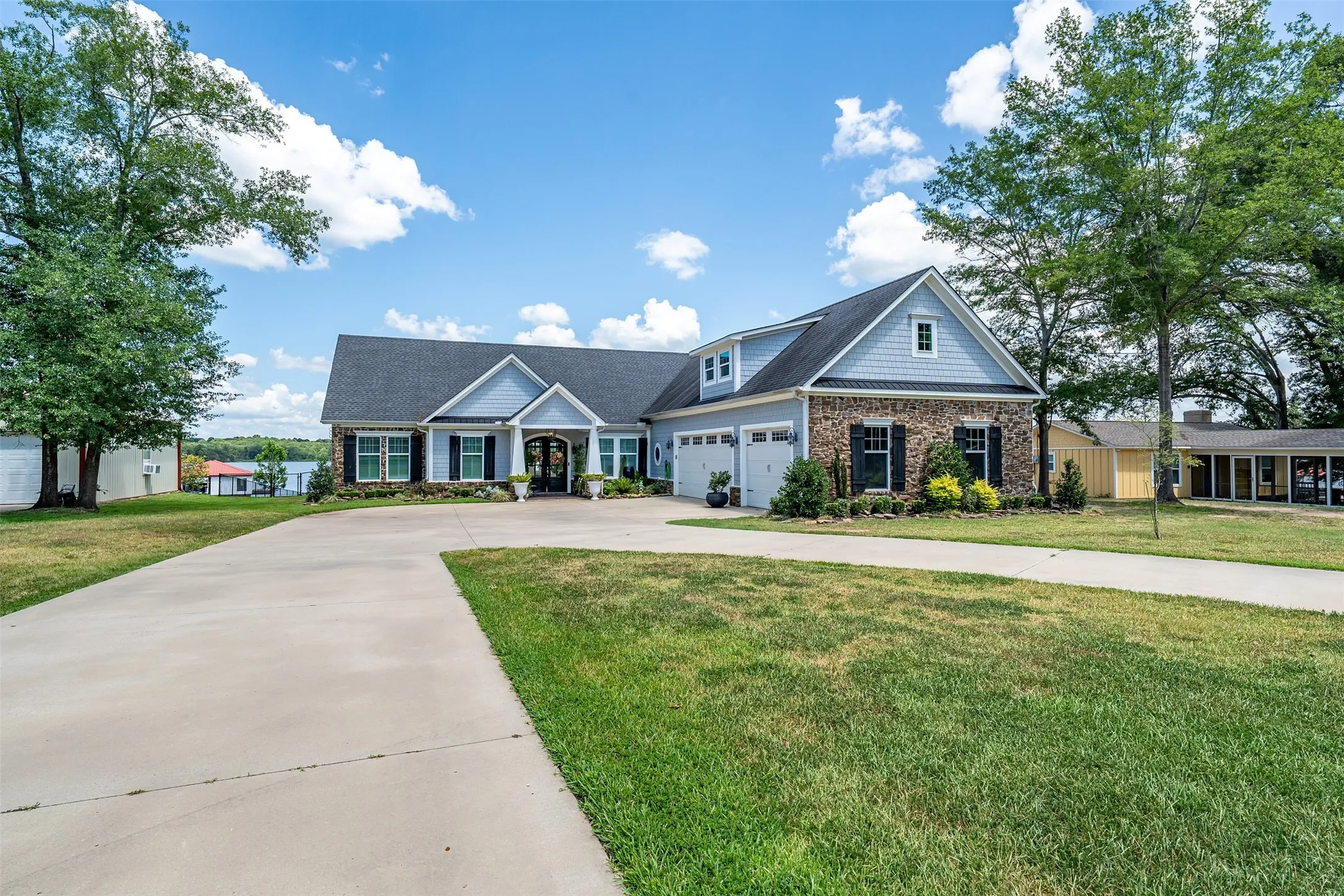 Single Family Residence For Sale in Smith County , 16241 Big Oak Bay Road, Tyler, Texas 75707, 4 Bedrooms, 4 Bathrooms, 3 Garage spaces, 3,284 Sqft, built in 2019, Price $1,500,000, mls#21330612, Real Estate Agent in Tyler, Homes For Sale in Smith county, Homes For Sale in Tyler, Realtor in Tyler Texas, Real Estate Brokerage Independent Realty Texas, Luminita Cordes Realtor