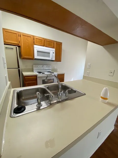 Condominium For Rent in Dallas County , 7126 Holly Hill Drive 105, Dallas, Texas 75231, 1 Bedroom, 1 Bathroom, Garage spaces, 647 Sqft, built in 1983, mls#21330629, Real Estate Agent in Dallas, Homes For Rent in Dallas county, Homes For Rent in Dallas, Realtor in Dallas Texas, Real Estate Brokerage Independent Realty Texas, Luminita Cordes Realtor