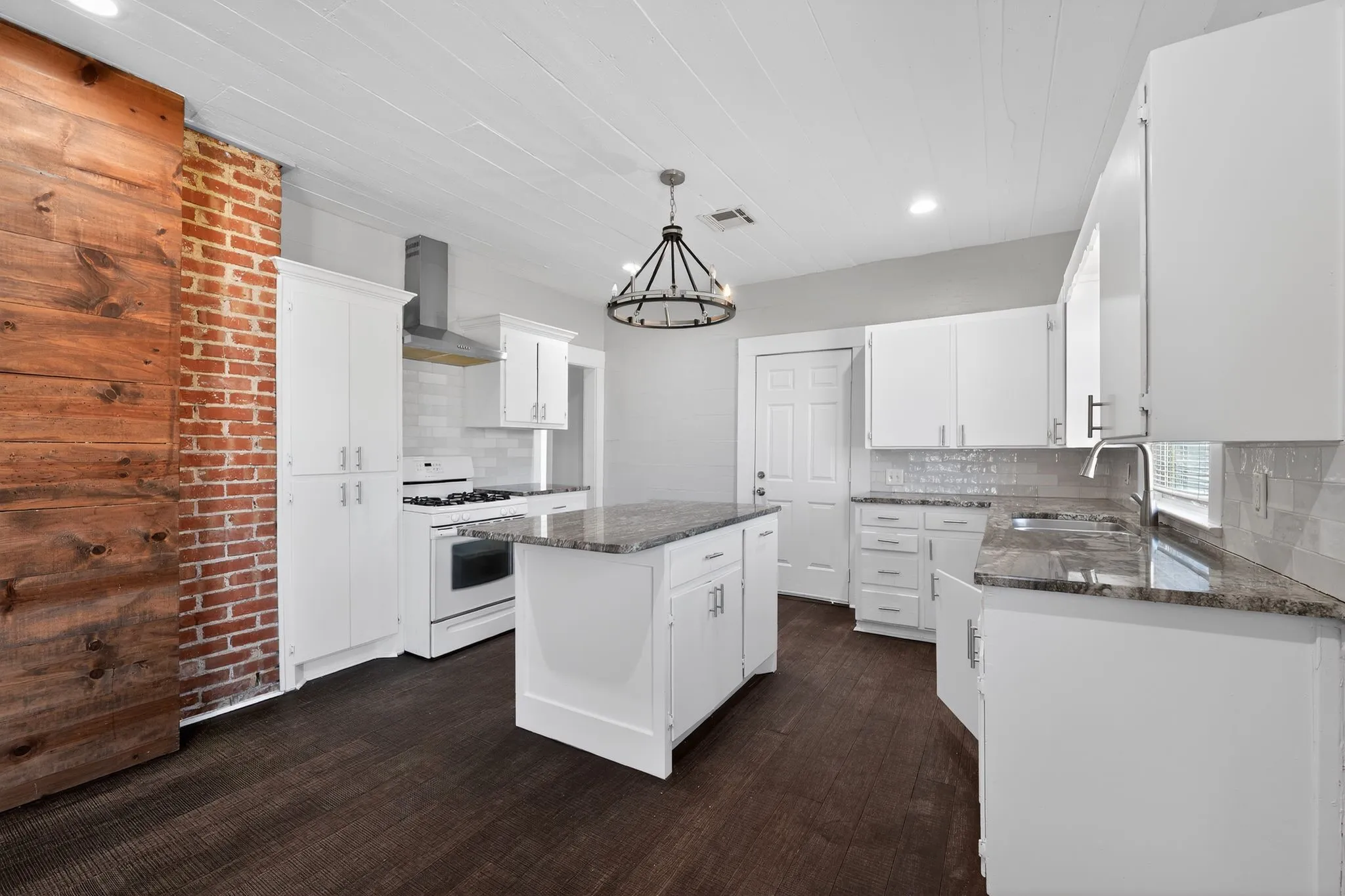 Single Family Residence For Sale in Mc Lennan County , 528 N 31st Street, Waco, Texas 76707, 3 Bedroom, 2 Bathroom, 1 Garage spaces, 1,388 Sqft, built in 1925, mls#21330610, Real Estate Agent in Waco, Homes For Sale in Mc Lennan county, Homes For Sale in Waco, Realtor in Waco Texas, Real Estate Brokerage Independent Realty Texas, Luminita Cordes Realtor