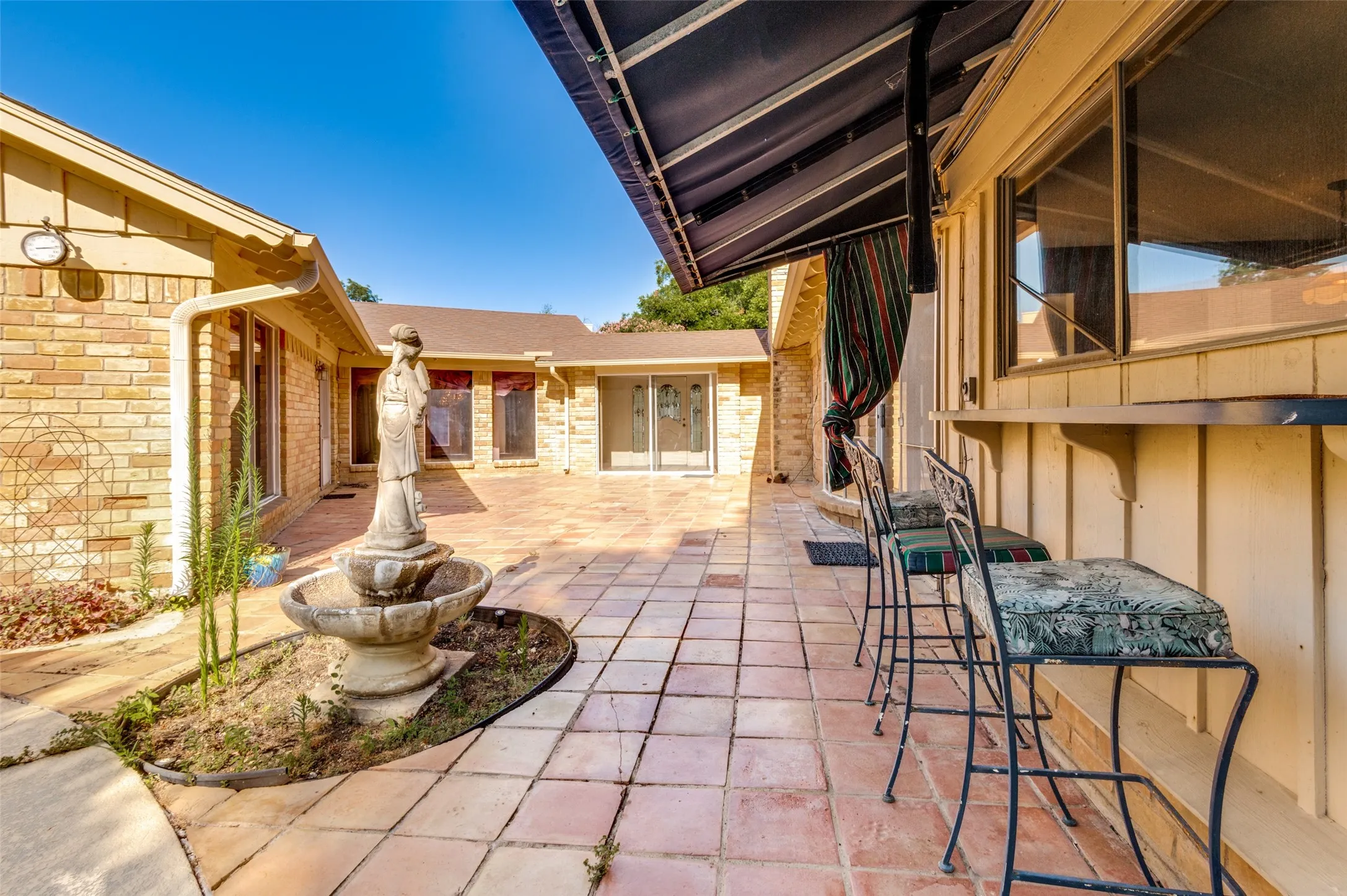 Single Family Residence For Sale in Tarrant County , 6101 Circleview Drive, Haltom City, Texas 76180, 3 Bedroom, 4 Bathroom, 2 Garage spaces, 3,736 Sqft, built in 1968, mls#21327131, Real Estate Agent in Haltom City, Homes For Sale in Tarrant county, Homes For Sale in Haltom City, Realtor in Haltom City Texas, Real Estate Brokerage Independent Realty Texas, Luminita Cordes Realtor