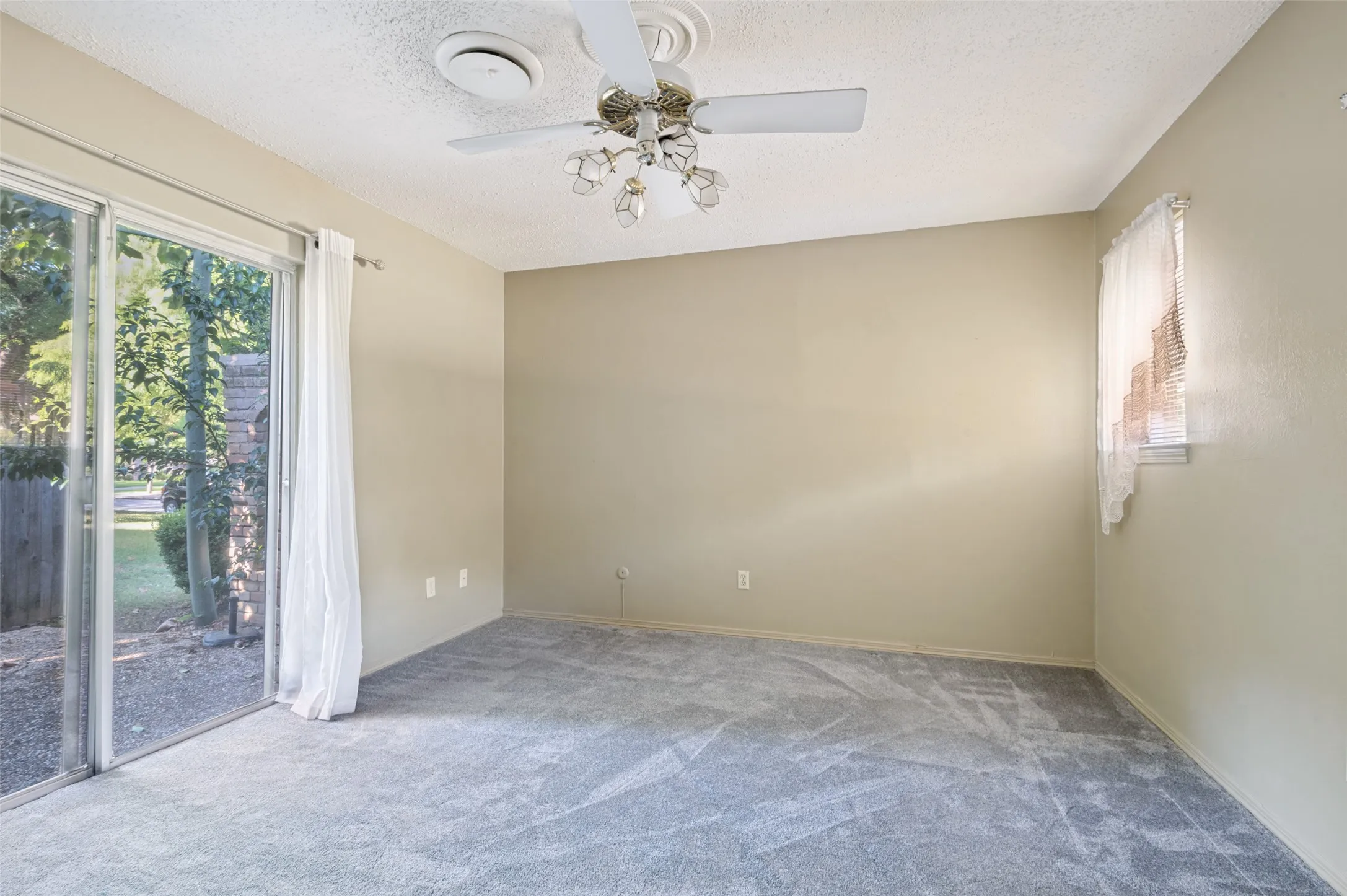 Single Family Residence For Sale in Tarrant County , 6101 Circleview Drive, Haltom City, Texas 76180, 3 Bedroom, 4 Bathroom, 2 Garage spaces, 3,736 Sqft, built in 1968, mls#21327131, Real Estate Agent in Haltom City, Homes For Sale in Tarrant county, Homes For Sale in Haltom City, Realtor in Haltom City Texas, Real Estate Brokerage Independent Realty Texas, Luminita Cordes Realtor