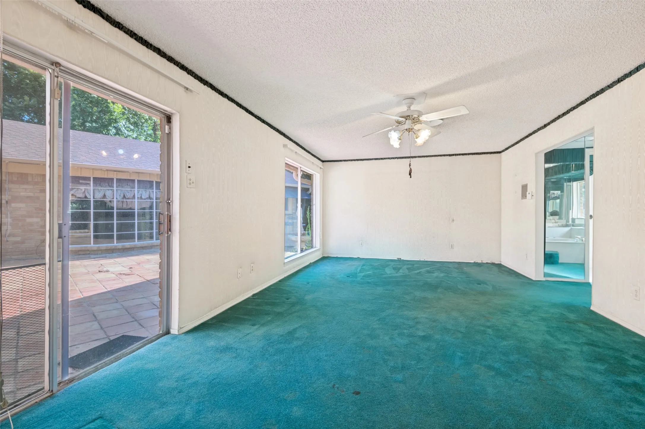 Single Family Residence For Sale in Tarrant County , 6101 Circleview Drive, Haltom City, Texas 76180, 3 Bedroom, 4 Bathroom, 2 Garage spaces, 3,736 Sqft, built in 1968, mls#21327131, Real Estate Agent in Haltom City, Homes For Sale in Tarrant county, Homes For Sale in Haltom City, Realtor in Haltom City Texas, Real Estate Brokerage Independent Realty Texas, Luminita Cordes Realtor