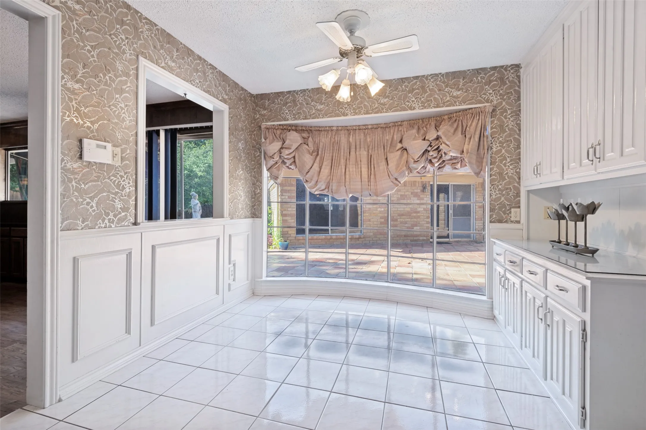 Single Family Residence For Sale in Tarrant County , 6101 Circleview Drive, Haltom City, Texas 76180, 3 Bedroom, 4 Bathroom, 2 Garage spaces, 3,736 Sqft, built in 1968, mls#21327131, Real Estate Agent in Haltom City, Homes For Sale in Tarrant county, Homes For Sale in Haltom City, Realtor in Haltom City Texas, Real Estate Brokerage Independent Realty Texas, Luminita Cordes Realtor