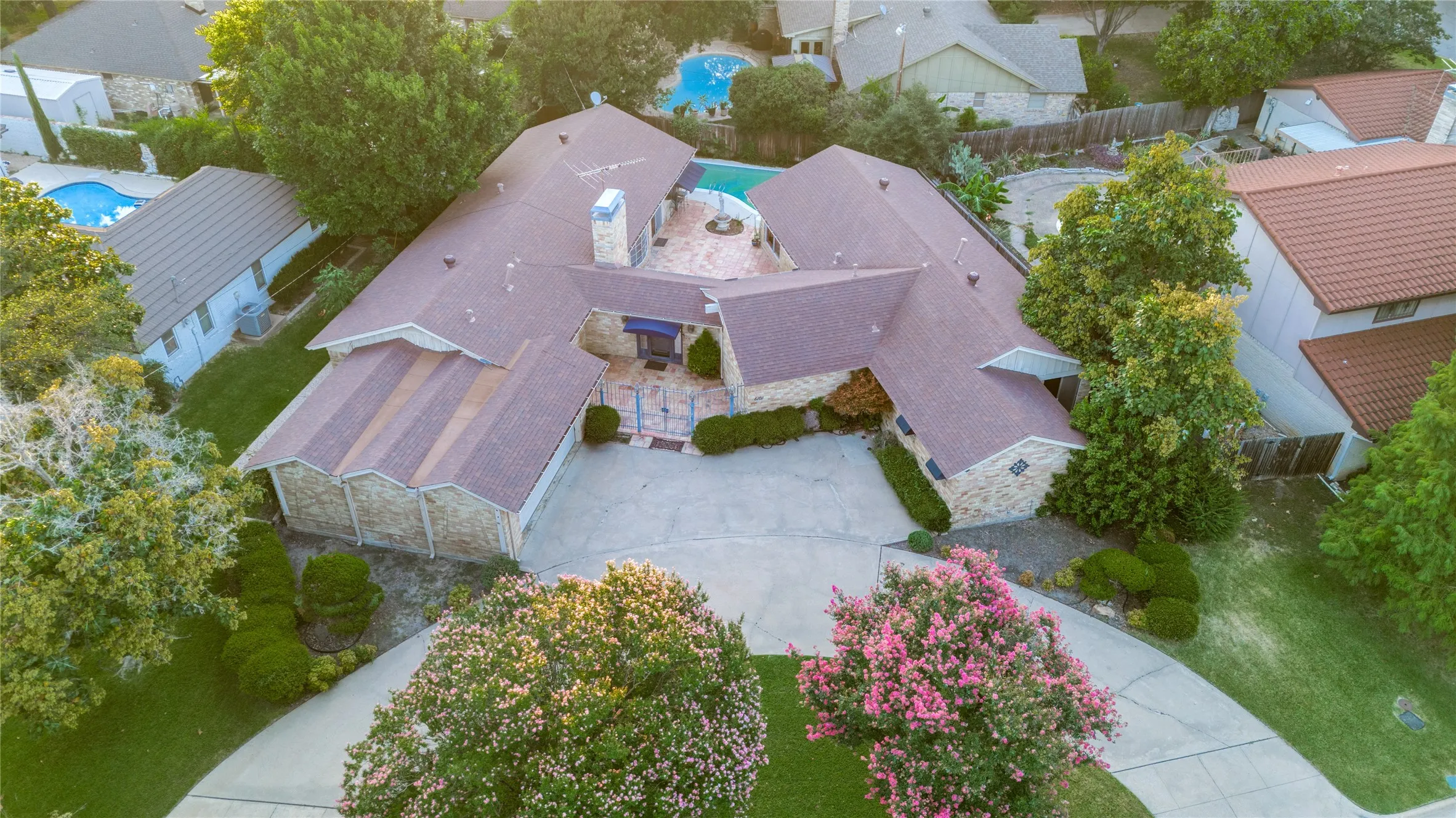 Single Family Residence For Sale in Tarrant County , 6101 Circleview Drive, Haltom City, Texas 76180, 3 Bedroom, 4 Bathroom, 2 Garage spaces, 3,736 Sqft, built in 1968, mls#21327131, Real Estate Agent in Haltom City, Homes For Sale in Tarrant county, Homes For Sale in Haltom City, Realtor in Haltom City Texas, Real Estate Brokerage Independent Realty Texas, Luminita Cordes Realtor