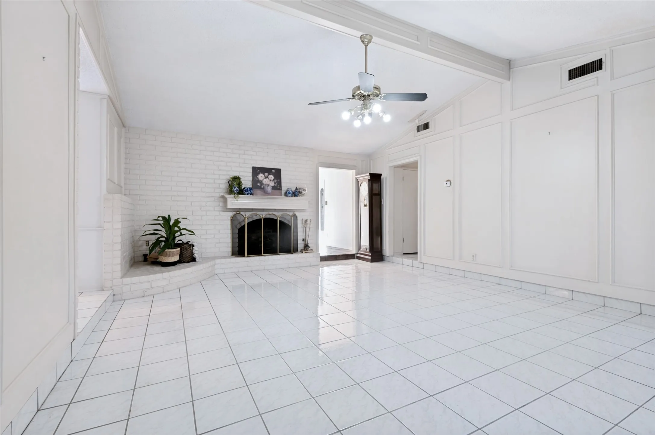 Single Family Residence For Sale in Tarrant County , 6101 Circleview Drive, Haltom City, Texas 76180, 3 Bedroom, 4 Bathroom, 2 Garage spaces, 3,736 Sqft, built in 1968, mls#21327131, Real Estate Agent in Haltom City, Homes For Sale in Tarrant county, Homes For Sale in Haltom City, Realtor in Haltom City Texas, Real Estate Brokerage Independent Realty Texas, Luminita Cordes Realtor