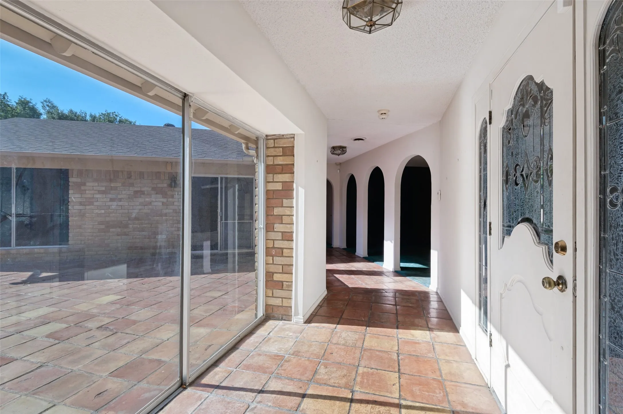 Single Family Residence For Sale in Tarrant County , 6101 Circleview Drive, Haltom City, Texas 76180, 3 Bedroom, 4 Bathroom, 2 Garage spaces, 3,736 Sqft, built in 1968, mls#21327131, Real Estate Agent in Haltom City, Homes For Sale in Tarrant county, Homes For Sale in Haltom City, Realtor in Haltom City Texas, Real Estate Brokerage Independent Realty Texas, Luminita Cordes Realtor