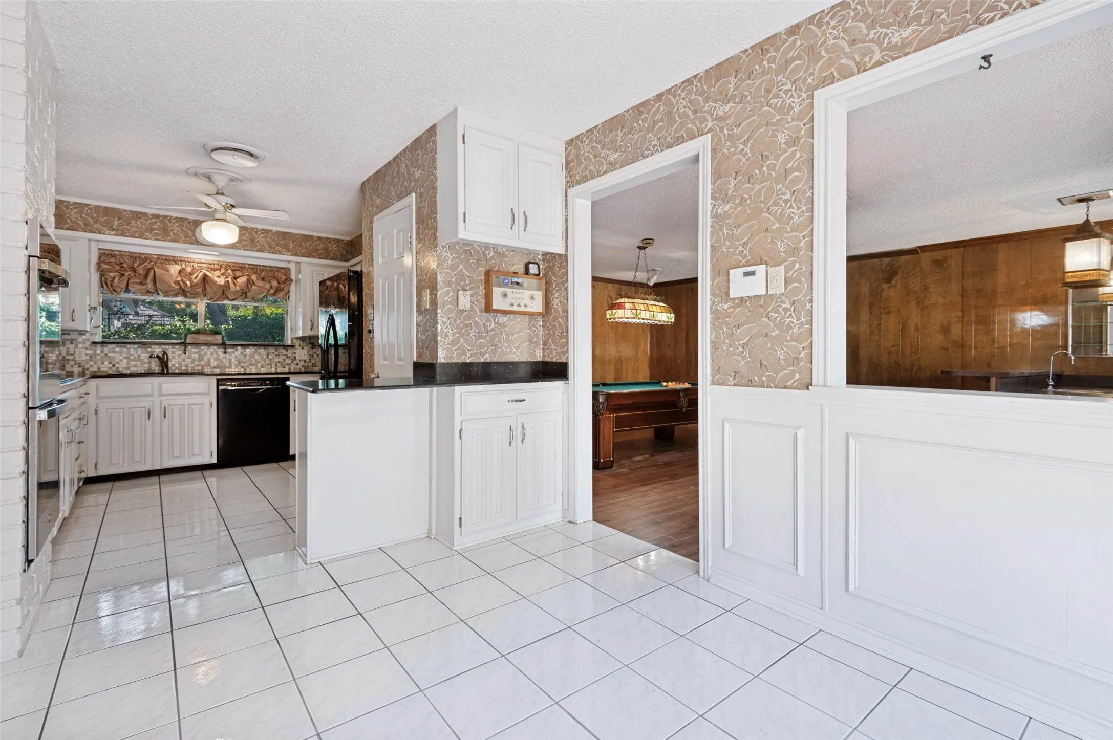 Single Family Residence For Sale in Tarrant County , 6101 Circleview Drive, Haltom City, Texas 76180, 3 Bedroom, 4 Bathroom, 2 Garage spaces, 3,736 Sqft, built in 1968, mls#21327131, Real Estate Agent in Haltom City, Homes For Sale in Tarrant county, Homes For Sale in Haltom City, Realtor in Haltom City Texas, Real Estate Brokerage Independent Realty Texas, Luminita Cordes Realtor
