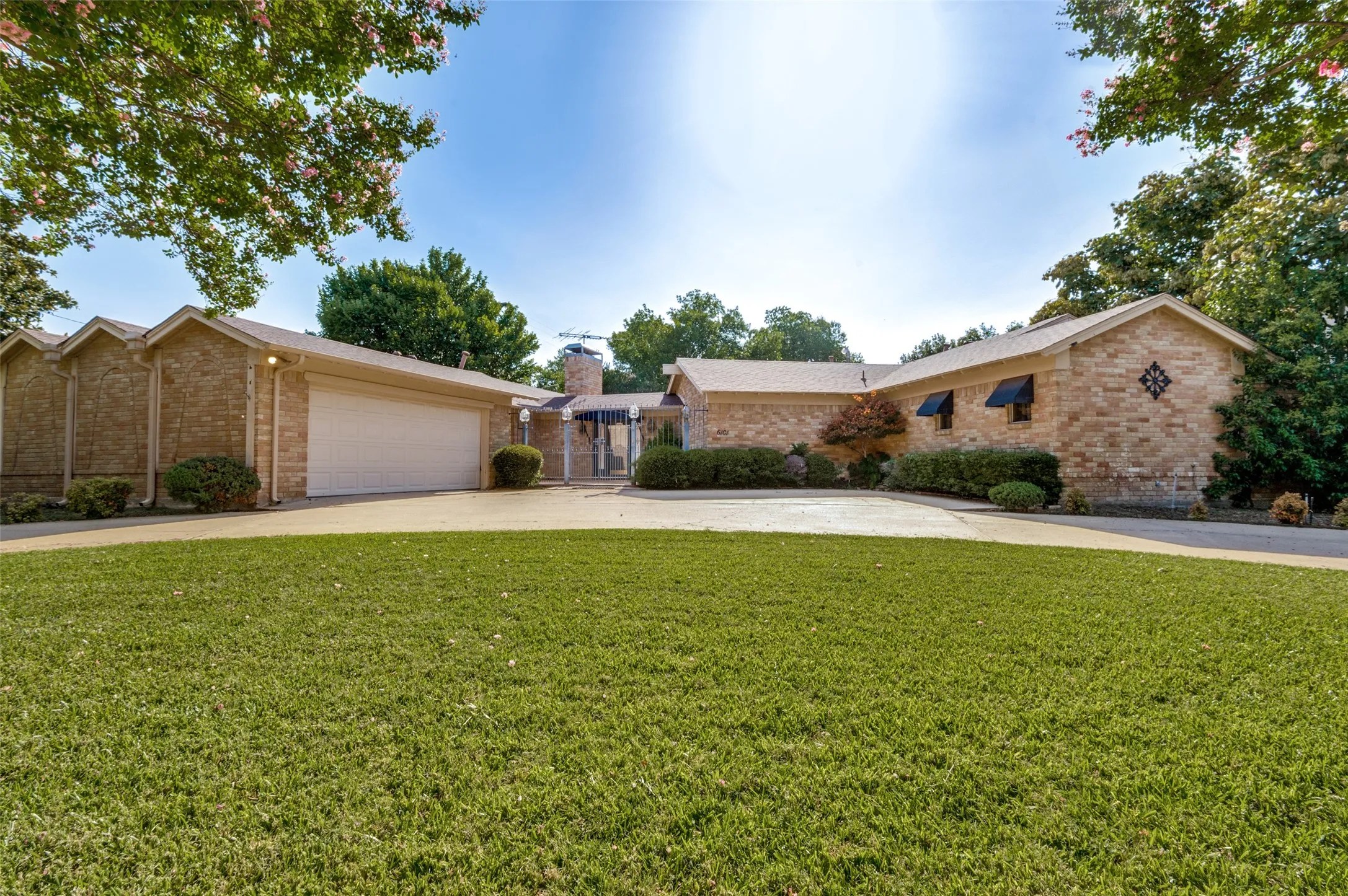 Single Family Residence For Sale in Tarrant County , 6101 Circleview Drive, Haltom City, Texas 76180, 3 Bedroom, 4 Bathroom, 2 Garage spaces, 3,736 Sqft, built in 1968, mls#21327131, Real Estate Agent in Haltom City, Homes For Sale in Tarrant county, Homes For Sale in Haltom City, Realtor in Haltom City Texas, Real Estate Brokerage Independent Realty Texas, Luminita Cordes Realtor