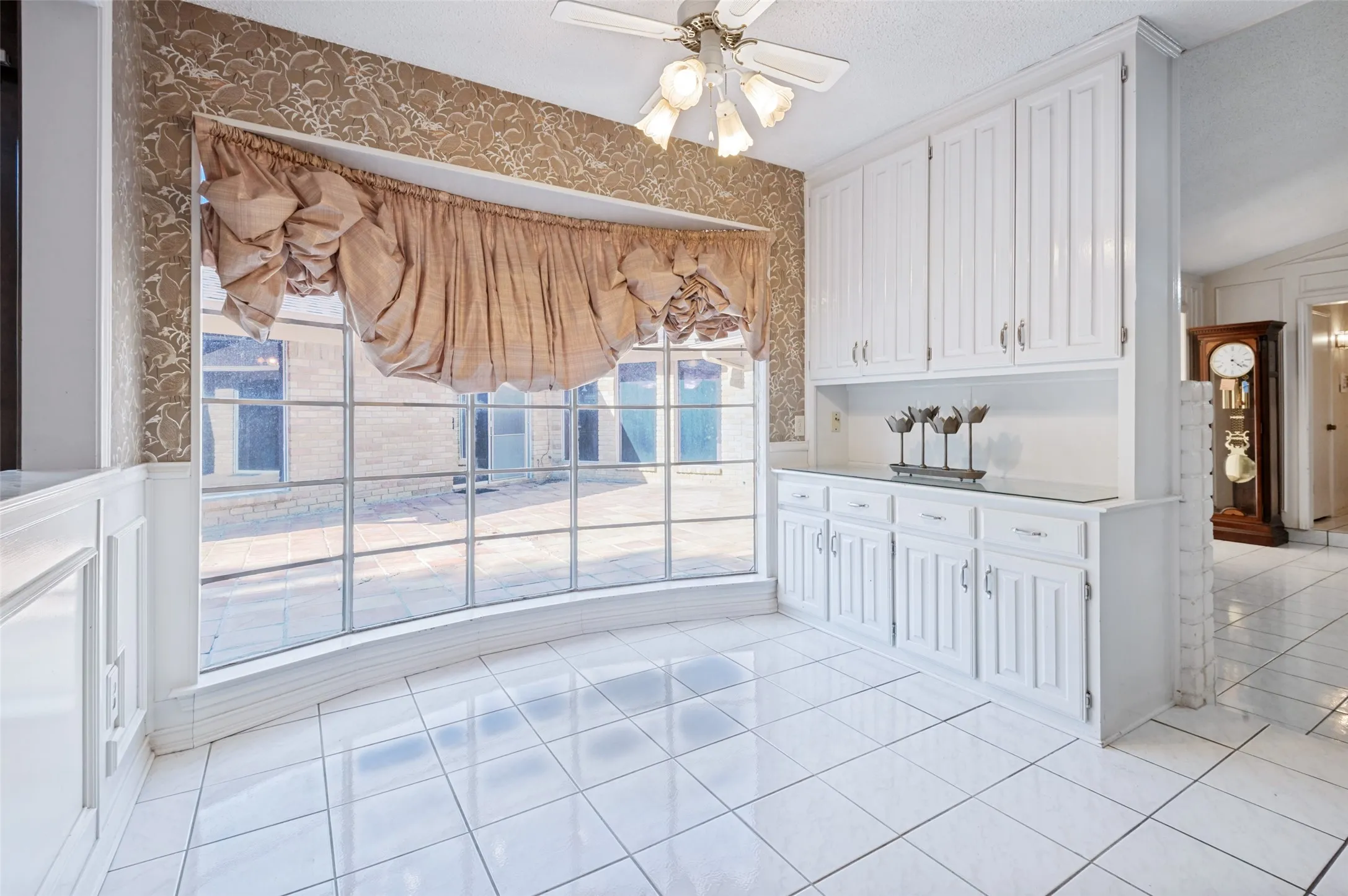 Single Family Residence For Sale in Tarrant County , 6101 Circleview Drive, Haltom City, Texas 76180, 3 Bedroom, 4 Bathroom, 2 Garage spaces, 3,736 Sqft, built in 1968, mls#21327131, Real Estate Agent in Haltom City, Homes For Sale in Tarrant county, Homes For Sale in Haltom City, Realtor in Haltom City Texas, Real Estate Brokerage Independent Realty Texas, Luminita Cordes Realtor