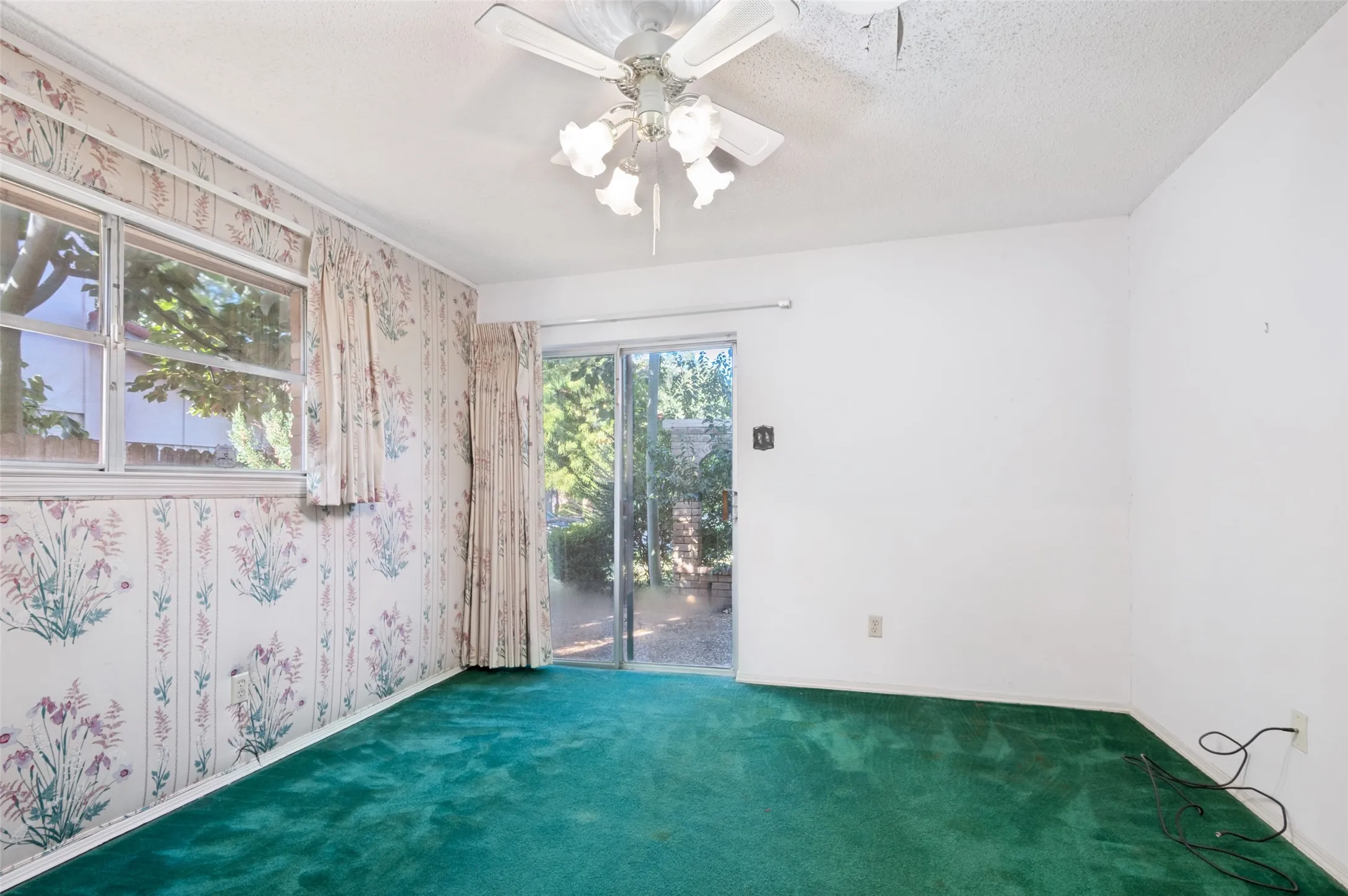 Single Family Residence For Sale in Tarrant County , 6101 Circleview Drive, Haltom City, Texas 76180, 3 Bedroom, 4 Bathroom, 2 Garage spaces, 3,736 Sqft, built in 1968, mls#21327131, Real Estate Agent in Haltom City, Homes For Sale in Tarrant county, Homes For Sale in Haltom City, Realtor in Haltom City Texas, Real Estate Brokerage Independent Realty Texas, Luminita Cordes Realtor