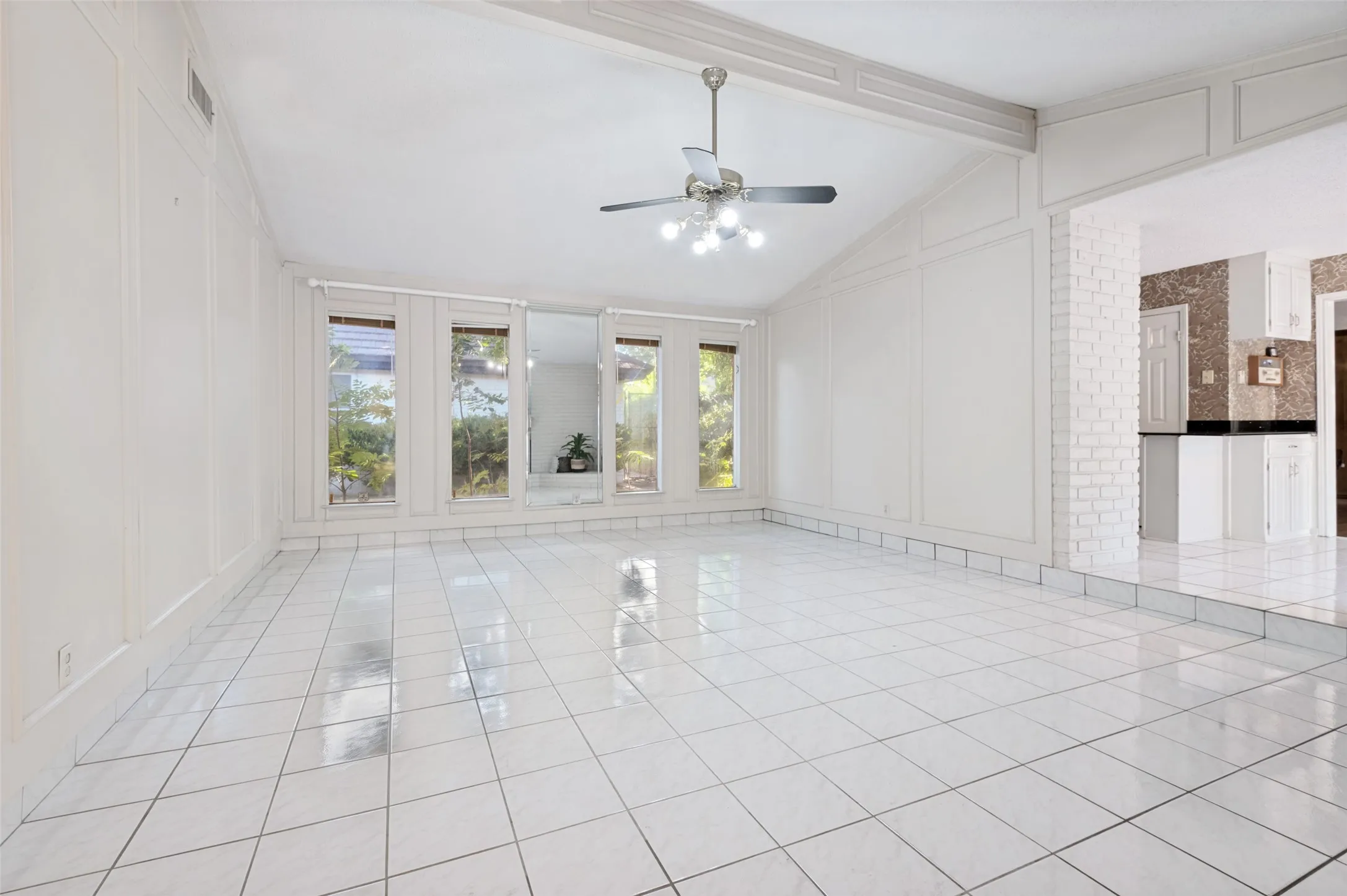 Single Family Residence For Sale in Tarrant County , 6101 Circleview Drive, Haltom City, Texas 76180, 3 Bedroom, 4 Bathroom, 2 Garage spaces, 3,736 Sqft, built in 1968, mls#21327131, Real Estate Agent in Haltom City, Homes For Sale in Tarrant county, Homes For Sale in Haltom City, Realtor in Haltom City Texas, Real Estate Brokerage Independent Realty Texas, Luminita Cordes Realtor