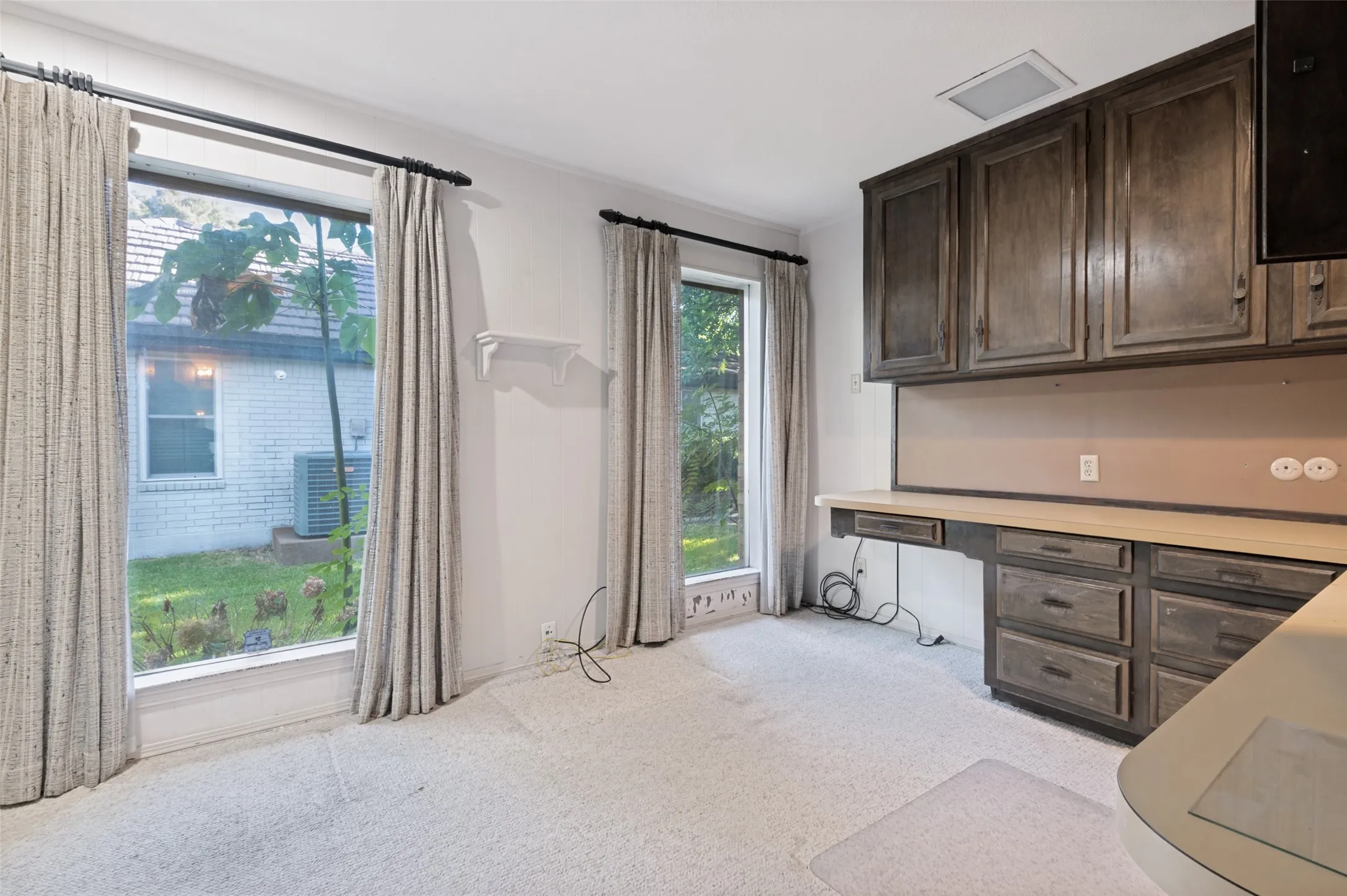 Single Family Residence For Sale in Tarrant County , 6101 Circleview Drive, Haltom City, Texas 76180, 3 Bedroom, 4 Bathroom, 2 Garage spaces, 3,736 Sqft, built in 1968, mls#21327131, Real Estate Agent in Haltom City, Homes For Sale in Tarrant county, Homes For Sale in Haltom City, Realtor in Haltom City Texas, Real Estate Brokerage Independent Realty Texas, Luminita Cordes Realtor