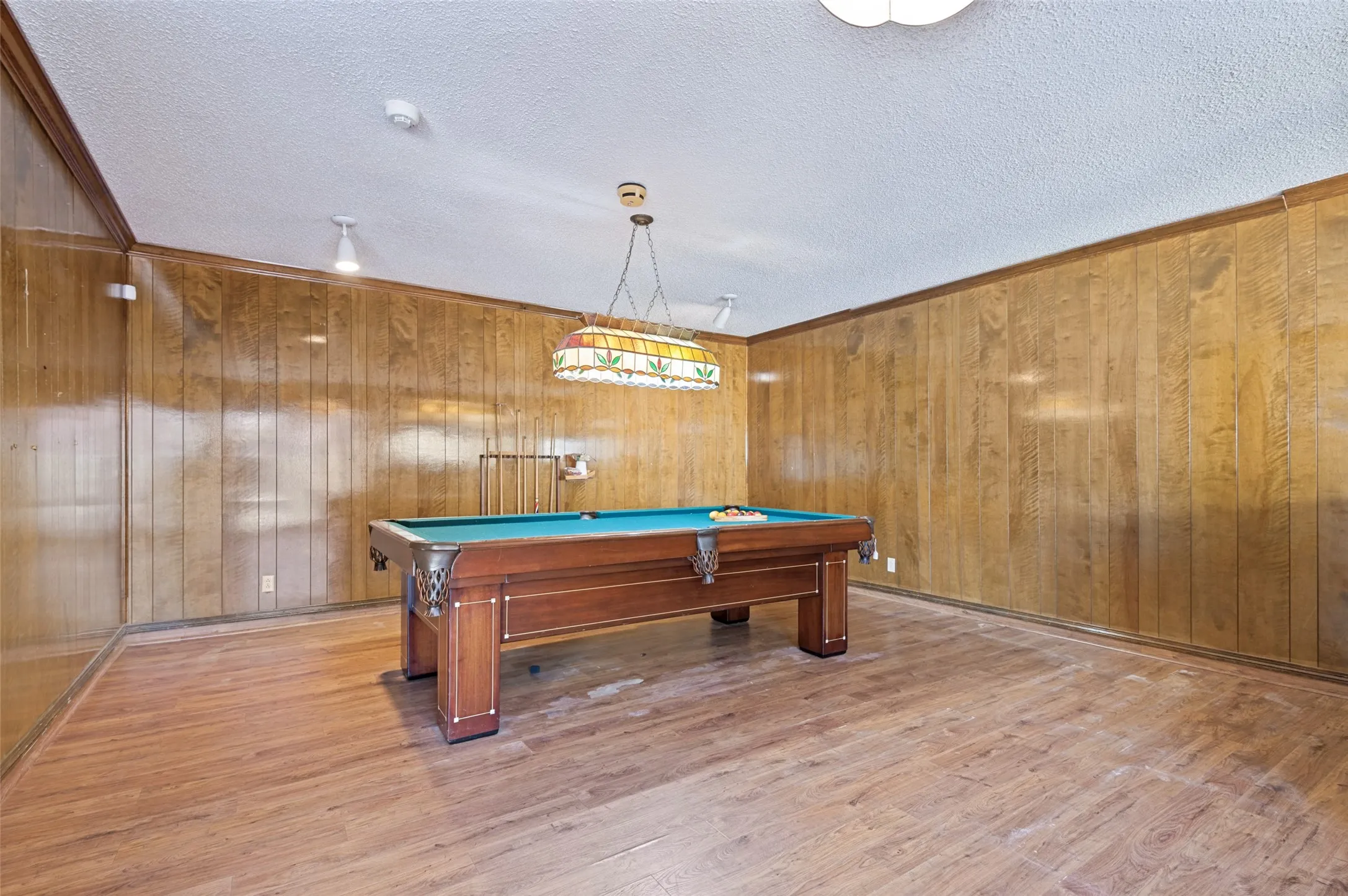 Single Family Residence For Sale in Tarrant County , 6101 Circleview Drive, Haltom City, Texas 76180, 3 Bedroom, 4 Bathroom, 2 Garage spaces, 3,736 Sqft, built in 1968, mls#21327131, Real Estate Agent in Haltom City, Homes For Sale in Tarrant county, Homes For Sale in Haltom City, Realtor in Haltom City Texas, Real Estate Brokerage Independent Realty Texas, Luminita Cordes Realtor