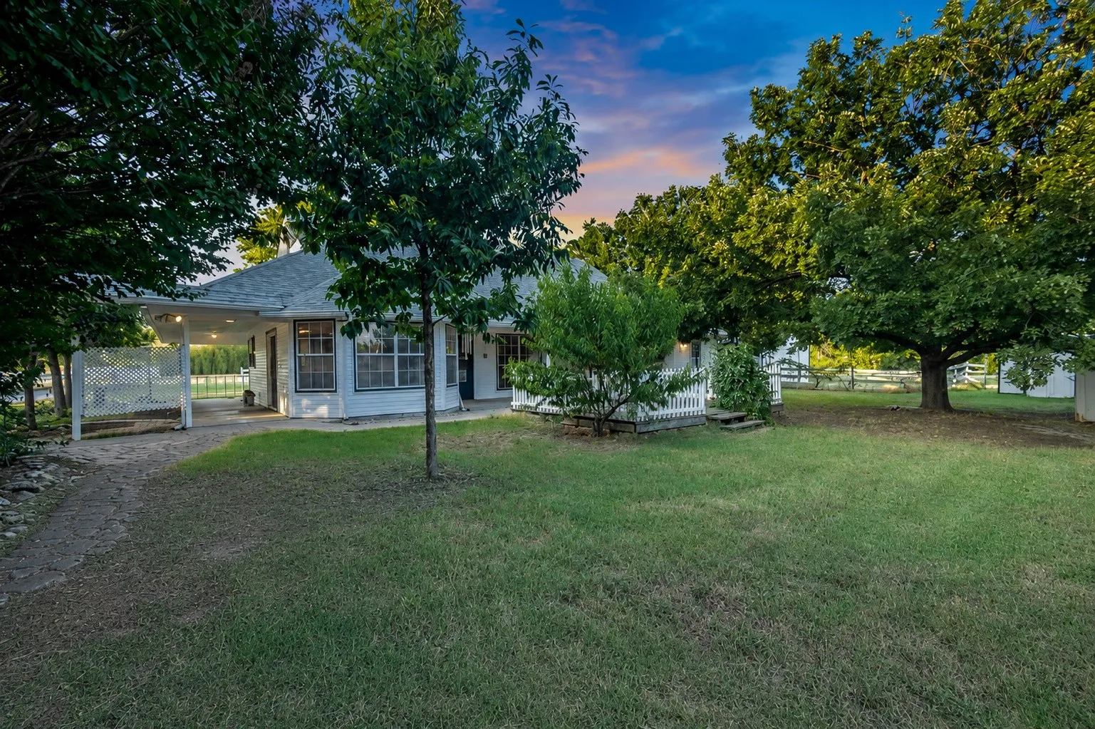 Single Family Residence For Sale in Denton County , 9861 Jim Christal Road, Denton, Texas 76249, 3 Bedroom, 3 Bathroom, 2 Garage spaces, 1,749 Sqft, built in 1994, mls#21324955, Real Estate Agent in Denton, Homes For Sale in Denton county, Homes For Sale in Denton, Realtor in Denton Texas, Real Estate Brokerage Independent Realty Texas, Luminita Cordes Realtor
